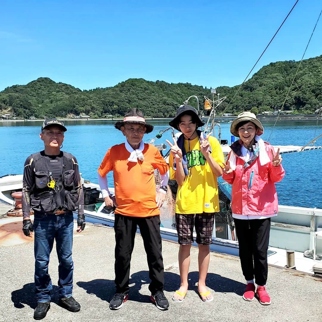 財前直見のインスタグラム：「🍙 少し前の暑い日に、佐伯の大入島に釣りに行ってきました！ お米作りでもお世話になっている、杵築の石垣さんのご指導のもと始めてみると… いや～釣れた！釣れた！😁 やっぱり釣りは楽しい🎵 この魚で何を作ったのかは、明日8日の「暮らし彩彩 2023 夏秋」で🤗 語りは、吉田鋼太郎さんがやってくださっています 今回も、ありがとうございます！ 🍙 #暮らし彩彩 2023 #大分 #佐伯 #大入島 #釣り #吉田鋼太郎 さん #石垣 さん #感謝 #直見工房 #財前直見 #🍙」