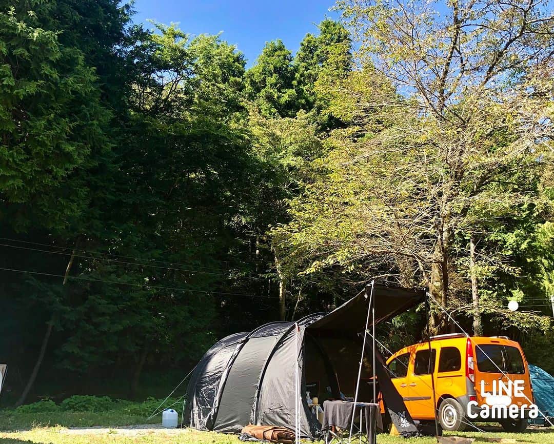 小柳“Cherry”昌法さんのインスタグラム写真 - (小柳“Cherry”昌法Instagram)「見渡す限りの木々に囲まれて 初めてのテントを張ってのグルキャン！！😁 なんだろー、この優しい時間は。。。🤗 このタイミングを逃すと次はいつになるか・・🤔 ということで急遽！！ ありがとぉー！！ 🤟 #小柳Cherry昌法 #drummer_cherry #ドラマー #キャンプ #デカングー」10月7日 12時43分 - cherry_drummer