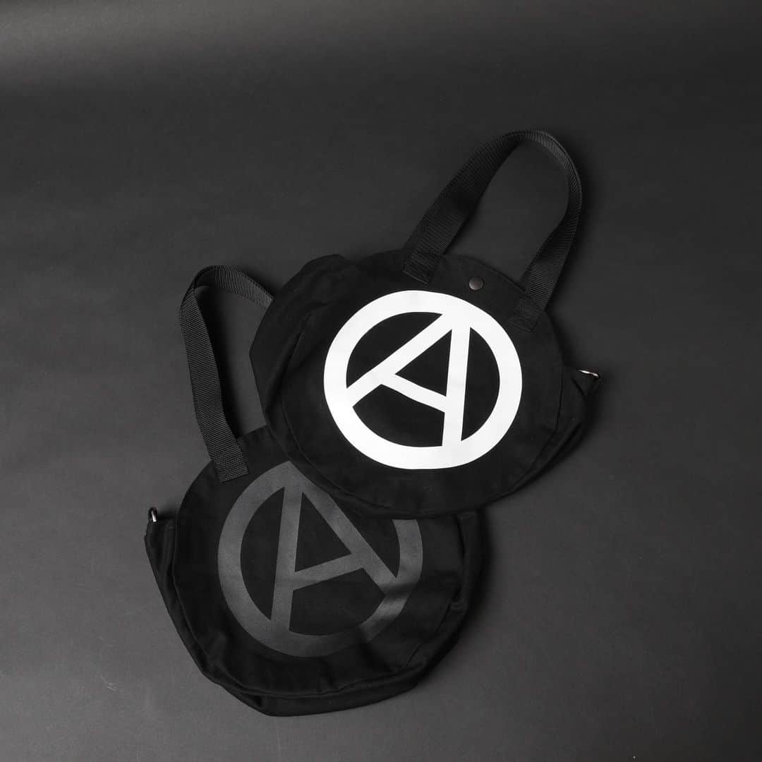 のインスタグラム：「TEARS OF SWAN×RIDDLEMMA-CIRCLE A 2WAY TOTE BAG ¥12.000(tax in)  TOS×RIDDLEMAコラボレーションアイテム第四弾、ブランド定番のサークル型トートにサークルAをプリントした2WAY TOTE BAG、襠幅も広く製作している為、大容量の収納が可能なアイテムです。  店頭、webshopにてオーダー受付中ですので宜しくお願い致します!!  https://tears-of-swan.shop-pro.jp/?pid=177225133 (11月上旬発送開始)  @tears_of_swan  #tearsofswan  @riddlemma  #riddlemma  #totebag  #2waybag  #circlea」