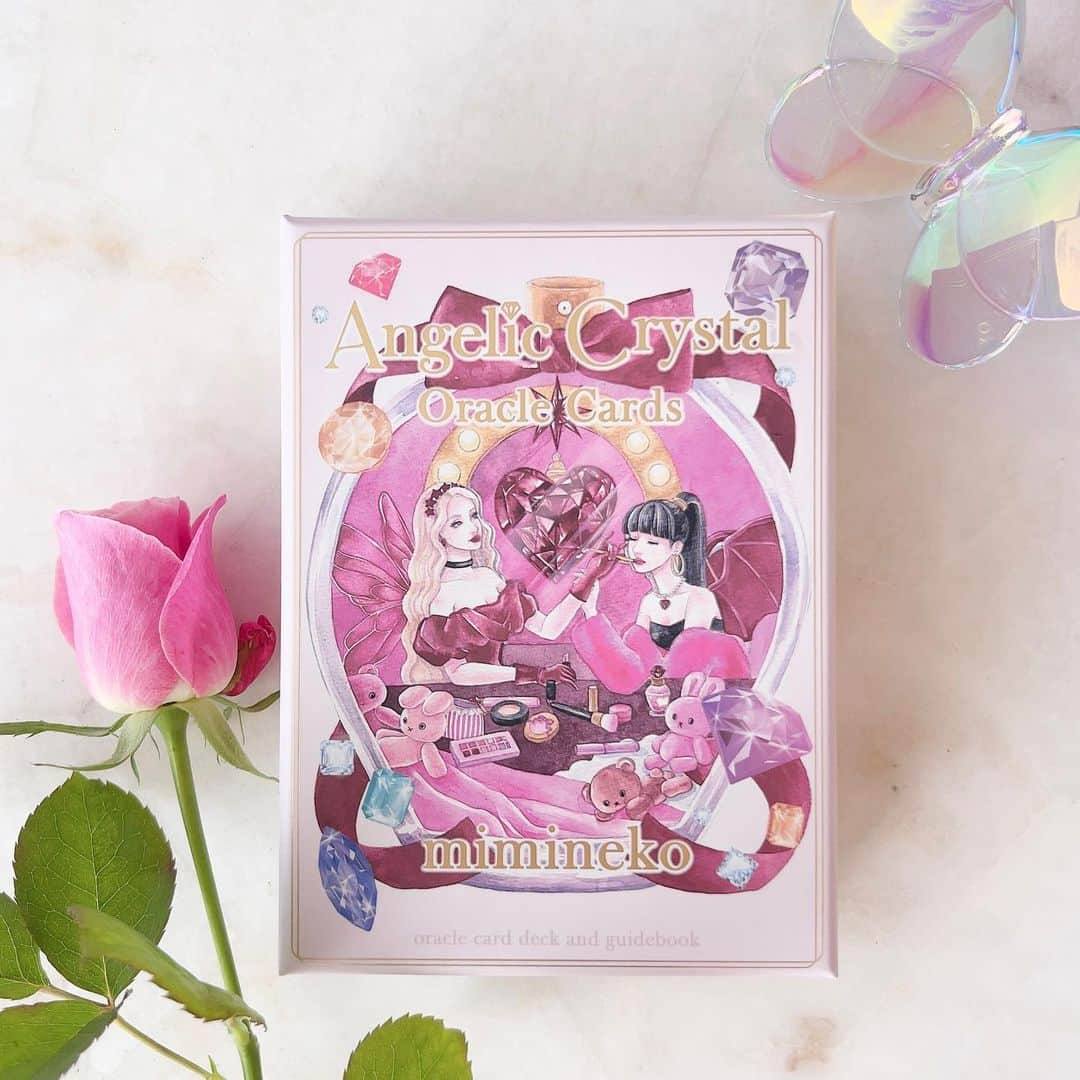 miminekoのインスタグラム：「🌹お知らせ ⁡ 「Angelic Crystal Oracle Cards」、お手元に届いた方から沢山の感想のご連絡を頂いています❤️ 本当にありがとうございます✨ ⁡ この度、Amazonでも販売が開始になりました。 「mimineko オラクルカード」で検索すると出てきます。 ⁡ 今回のオラクルカードは、お喜びの声や反響が大きく、とっても嬉しいです！良ければAmazonのレビューを書いて下さると本当に本当に嬉しいです！☺️💓 （Amazonでのご購入ではなくてもレビューを書けるようです） 皆さんのお声が励みになっています❤️ ⁡ ところで、オラクルカードの箱には、沢山の宝石が散りばめられていますが、皆さんはそれぞれ何のストーンか分かりますか？ それぞれ、実際のストーンの色に近づけるよう、こだわってデザイナー様にお願いして作りました。 ①〜⑨まで番号を振ったので、当ててみて下さいね💎 答え合わせは次回の動画でやりまーす😍 ⁡ #オラクル #タロット #oracle #tarot #カードリーディング #占い #パワーストーン」