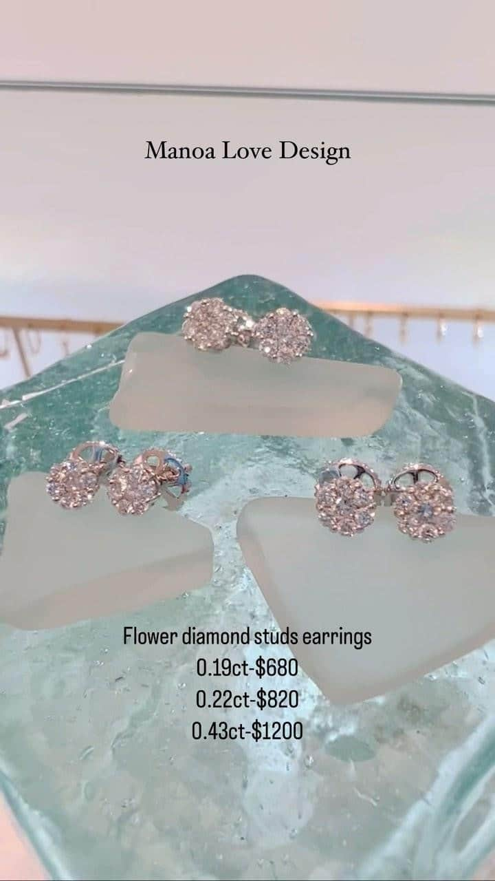 Manoa Love Design Hawaiiのインスタグラム：「Beautiful Flower diamond studs earrings🌼✨  #manoalovedesign #manoa#love #flowerstuds #flowerdiamond #diamondstuds #waikiki#jewelryshop #finejewelry #honoluluhawaii #birthdaygift #flowerlove #マノアラブデザイン #フラワーピアス #ダイヤピアス#ワイキキ#ジュエリー好き #ジュエリーショップ #ジュエリーブランド#誕生日プレゼント#花がある暮らし #花が好き」