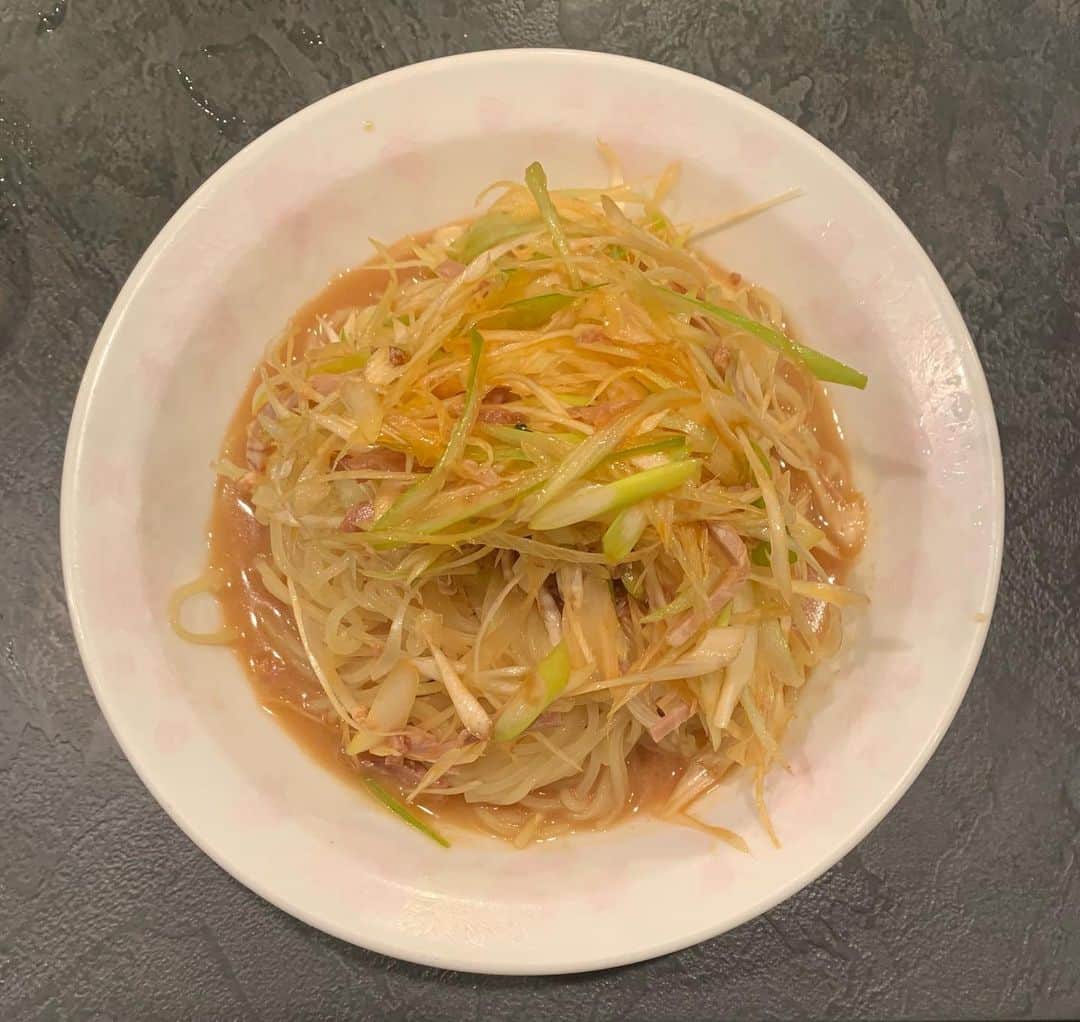 のインスタグラム：「大阪初日ランチ🤤🍜🥟🍥  #ネギ冷麺 #炒飯の小 #餃子 #中国料理花宴  #花宴 #大阪」