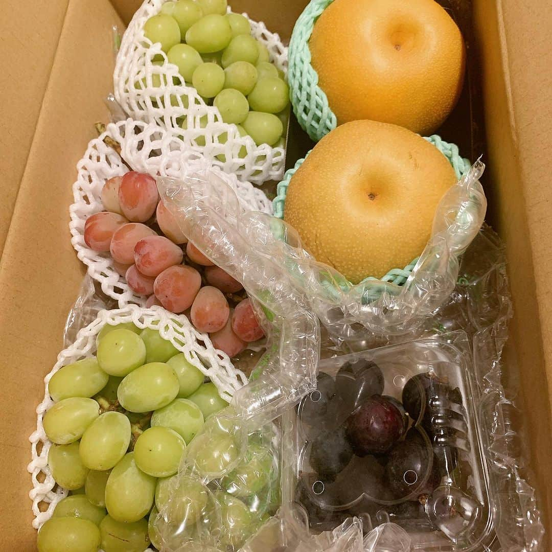 奥山レイカさんのインスタグラム写真 - (奥山レイカInstagram)「山梨フルーツ第二弾 おいしかったー🍇 #山梨フルーツ #ふるさと納税返礼品　 #つながるふじよしだ2023」10月7日 13時10分 - rks631