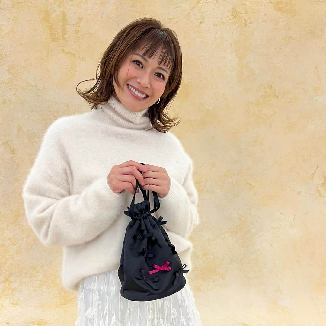 STORY公式のインスタグラム：「【TSURU By MARIKO OIKAWAの 特別付録が欲しい！方はコメントに❤️ください！】 保存しておくとwishリストとして後から見返せます！  「付録とは思えないクオリティ！」 「娘からも好評♡」などなど、 各所で話題の11月号増刊付録のミニバッグ。  本日は、STORYモデルが使う様子をお届け♡ シックな黒でサテン生地なので、 きれいめにもカジュアルにも合わせられます♪  マチがあるので、財布、スマホ、リップ… お出かけに必要なものがしっかり入るんです！  数に限りがございますので、お早めに♡ ぜひ三連休のお供にしてください✨  #tsurubymarikooikawa #付録 #story11月号 #乳がん検診 #婦人科検診 #自分をもっと抱きしめようキャンペーン」