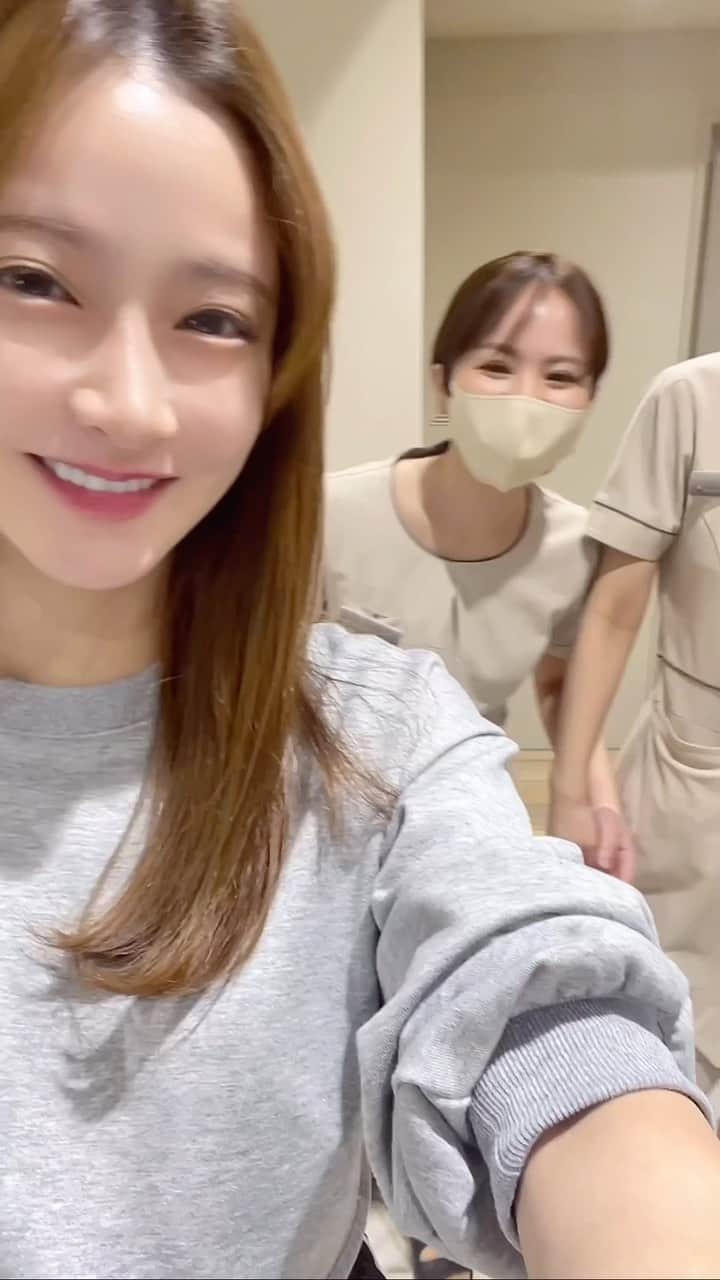 小澤美里のインスタグラム：「朝の定例後🫶🏻🍊 パワーーーー✌🏻‎🤍」