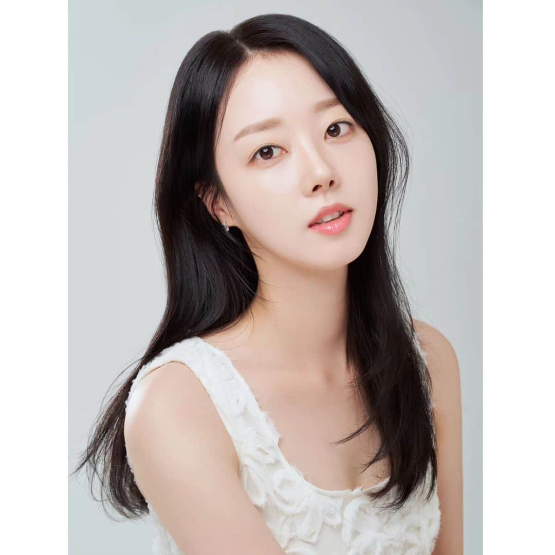 ユン・ダヨンのインスタグラム：「#프로필  두번째컨셉🤍  덕분에 든든했고 즐거웠던 작업 좋은 일들이 가득하길🙏」