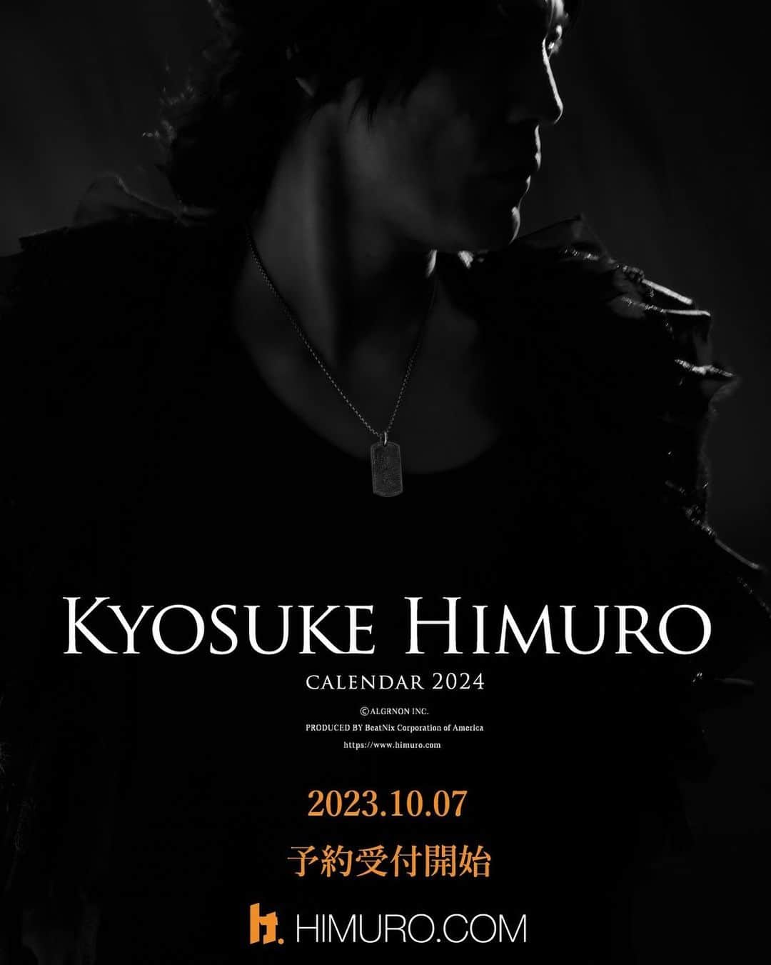 のインスタグラム：「《KYOSUKE HIMURO Wall Calendar 2024》 壁掛け仕様のカレンダー。写真映えのするB3サイズで、月が変わり切り取った後はポスター風に飾る良いサイズ。  《KYOSUKE HIMURO Desktop Calendar 2024》 卓上カレンダー。コンパクトで置き場所に困らないサイズ感。  それぞれ各年代の代表的な写真で12カ月を構成。 壁掛けB3、卓上B6共に構成される写真はそれぞれ異なります。最後のページに写真のみのボーナスページも✨  #氷室京介 #2024calendar #kingswing   himuro.com/feature/shop」