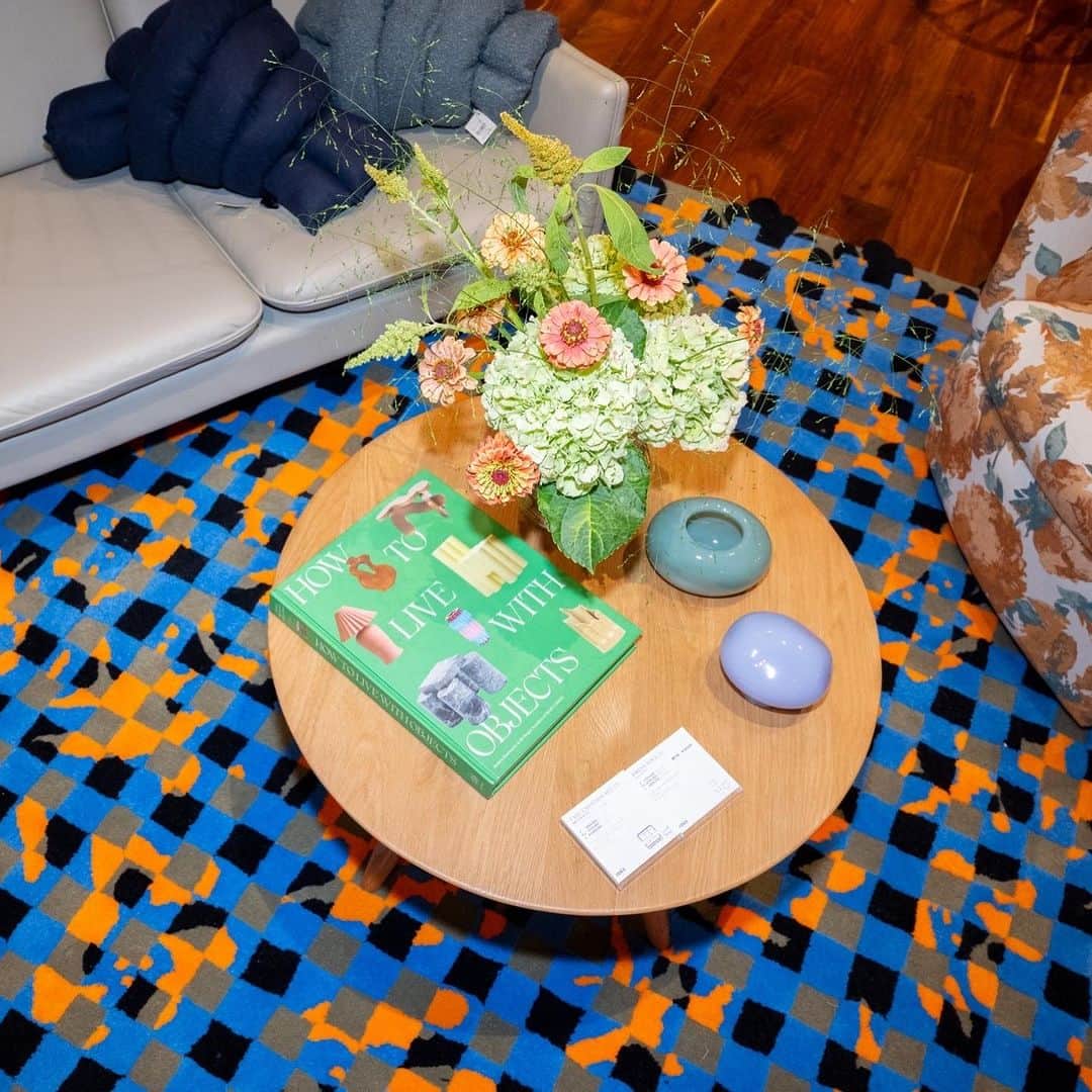KEISUKE SYODAのインスタグラム：「Thank you for joining us at the opening last night. Your presence and positive energy created an amazing atmosphere that will be cherished forever💙🌷✨ 昨晩は @studiotheblueboy のポップアップ　オープニングを開催しました！ 100人を超える多くの方にお越しいただきました。 16日までのロングタームでポップアップを開催です。 是非お近くの際は六本木ミッドタウン、IDEE SHOP にお越しくださいませ🙌 . Special thanks ✨ Scotch whisky @chivasregaljp  Wines @hebeerrykest2023  Hydrogen water @eau_de_vie_official」