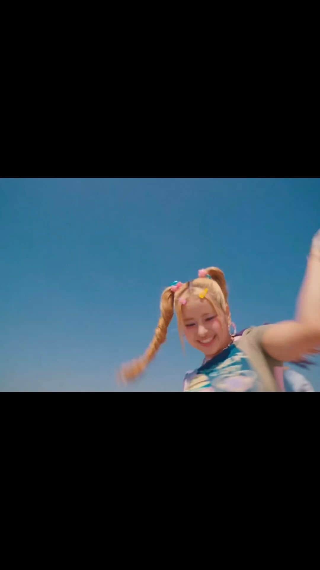 サイモン のインスタグラム：「XG - NEW DANCE  (Official Multiverse Music Video) 🎥https://youtu.be/LAZlfCjXPb0  ——  XG’s 1st Mini Album ‘NEW DNA’  Streaming/Download 🎧 https://XG.lnk.to/NEWDNA  #XG #NEWDANCE #XG_NEWDANCE #XG_NEWDNA」
