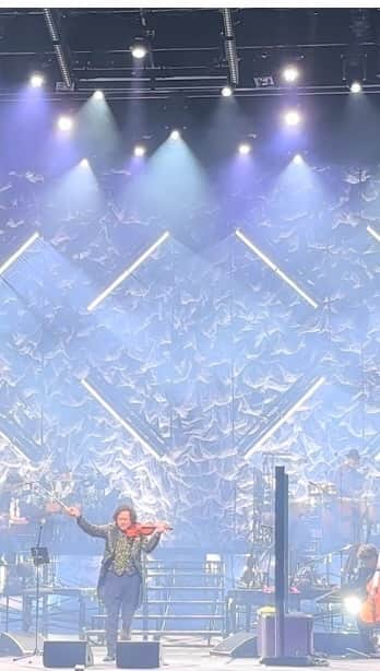 葉加瀬太郎のインスタグラム：「葉加瀬太郎コンサートツアー2023 THE SHOW TIME 仙台公演DAY1にいらして下さった皆さま、満員御礼㊗️ありがとうございました。 皆さまの温かい拍手と盛大な応援に加え、 キュア国分町のサウナの鈴木さんパワーで 最高に楽しく演奏ができました〜  新世界も盛り上がったね！ 会場に来られなかった方にも仙台のお客様のパワーをお裾分けします😊  仙台DAY2、今日もたくさんの皆さまのご来場お待ちしていま〜す👋  #葉加瀬太郎 #葉加瀬太郎コンサートツアー2023 #THESHOWTIME #仙台 #新世界」