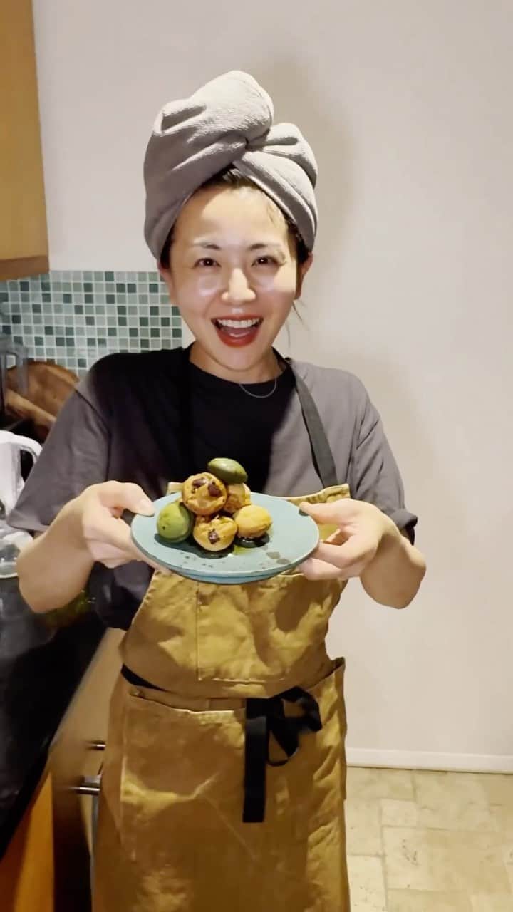 大橋未歩のインスタグラム：「This is Japanese baking tool to make Takoyaki . Takoyaki is a traditional food especially in Osaka prefecture  in Japan. When making takoyaki, you use takoyaki flour, but if you don't have it, you can use pancake mix instead. In general we put octopus in it ,but  There’s no strict rules. The important thing is baking it round  because it looks so cute❤️ you can enjoy Takoyaki as you like😋  夜中にワッフルミックスでたこ焼き笑 食べ過ぎ注意報。 英語話そうとしたんだけど ひどすぎて華麗にカットされてた笑  midnight TAKOYAKI  Ghetto Gastro  #nyc  #ny  #ニューヨーク #夜食 #japanese  #waffle  #pancakes」