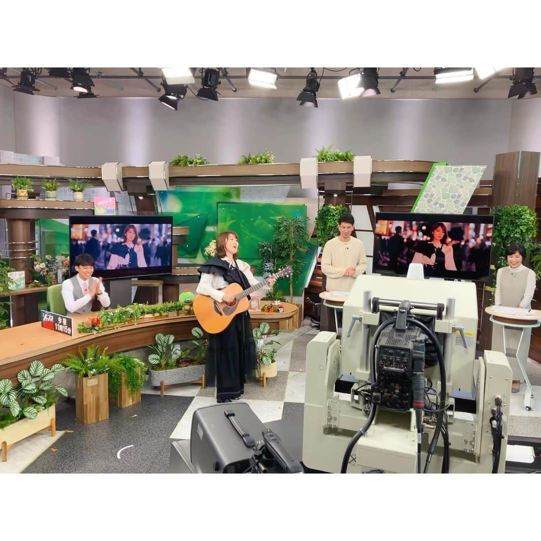 おかゆさんのインスタグラム写真 - (おかゆInstagram)「🎼🐶🎶🎸💫🌈  昨日のKBCテレビ「Wish +」🌈 生放送、ご覧下さった皆様、 平川尚子アナ、ジェフ太郎さん、 岡雄介さん、スタッフの皆様、 楽しすぎるひとときを 本当にありがとうございました！🥹 お昼からお騒がせしました😂🥹🎸 "今でもWish+で歌っているよー🐶🎶"  九州、ばり好いとうと〜！😘 呼子のイカ、大好物です！！！🦑  今日は博多で初の九州ファンミーティング😚 なまら楽しみばい🤩🌈  #渋谷のマリア #KBCテレビ #wishplus #ジェフ太郎 さん #平川尚子 アナウンサー #岡雄介　さん #うぐうぃっしゅ #うなお」10月7日 13時18分 - okayu_dayu