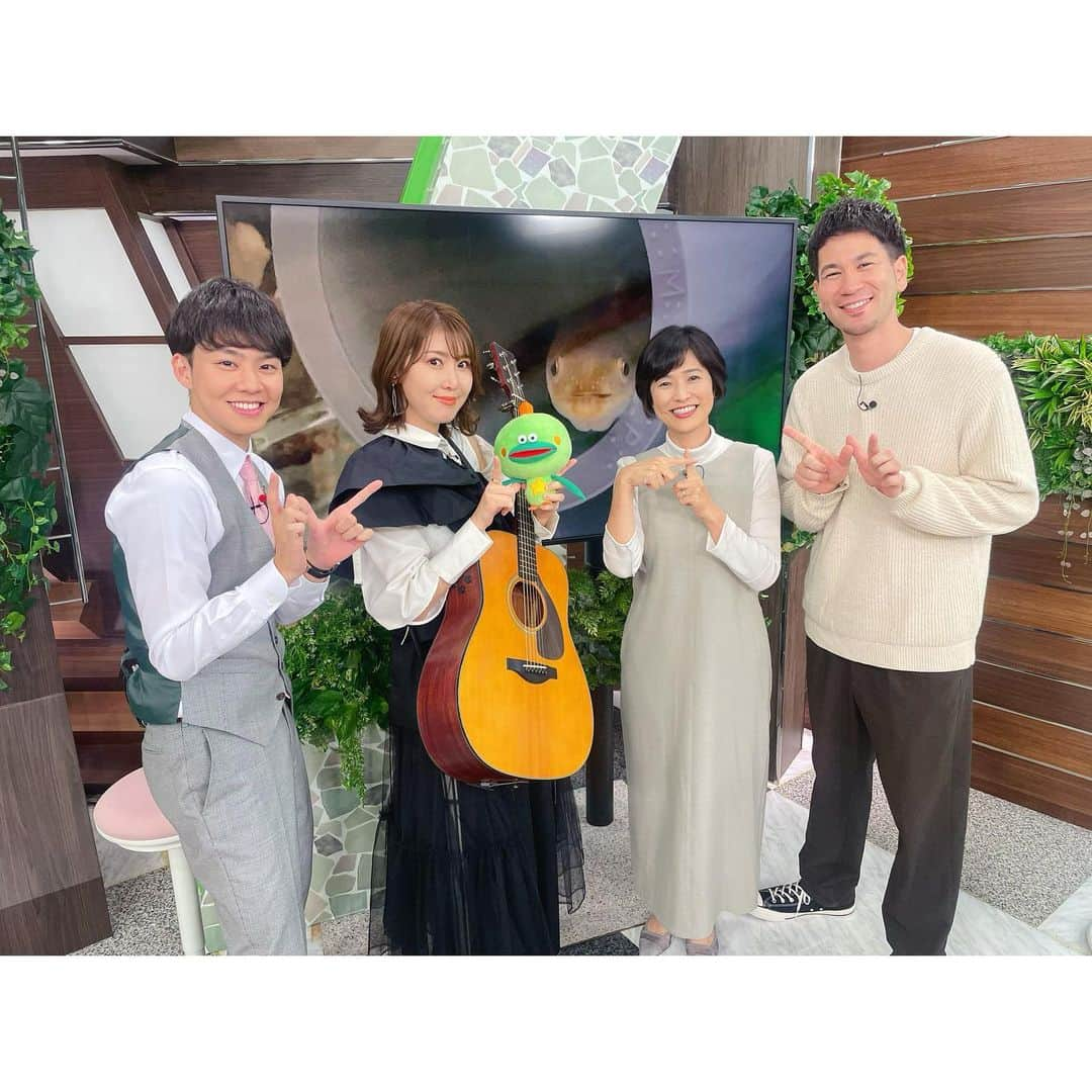 おかゆのインスタグラム：「🎼🐶🎶🎸💫🌈  昨日のKBCテレビ「Wish +」🌈 生放送、ご覧下さった皆様、 平川尚子アナ、ジェフ太郎さん、 岡雄介さん、スタッフの皆様、 楽しすぎるひとときを 本当にありがとうございました！🥹 お昼からお騒がせしました😂🥹🎸 "今でもWish+で歌っているよー🐶🎶"  九州、ばり好いとうと〜！😘 呼子のイカ、大好物です！！！🦑  今日は博多で初の九州ファンミーティング😚 なまら楽しみばい🤩🌈  #渋谷のマリア #KBCテレビ #wishplus #ジェフ太郎 さん #平川尚子 アナウンサー #岡雄介　さん #うぐうぃっしゅ #うなお」