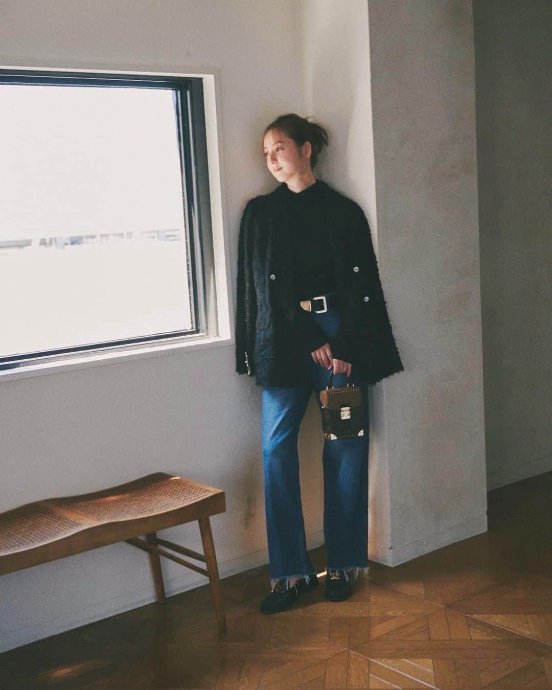 佐々木希さんのインスタグラム写真 - (佐々木希Instagram)「. 私服🖤  tops.outer #iNtimite denim #yanuk shoes #fendi bag #louisvuitton  #PR  @intimite_onemile」10月7日 13時23分 - nozomisasaki_official