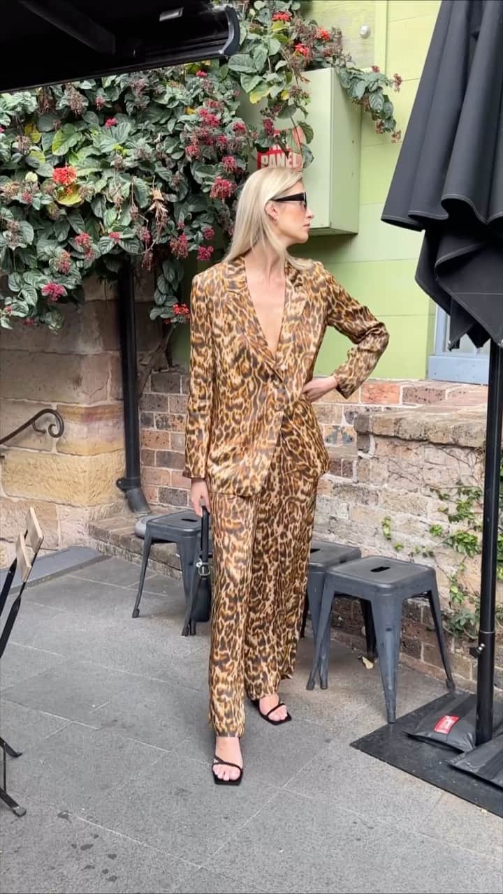 サスアンドバイドのインスタグラム：「STATEMENT DRESSING | The soft tailoring trend refreshed with sophisticated animal print. An in-between-seasons essential. #Spring23 #sassandbide」