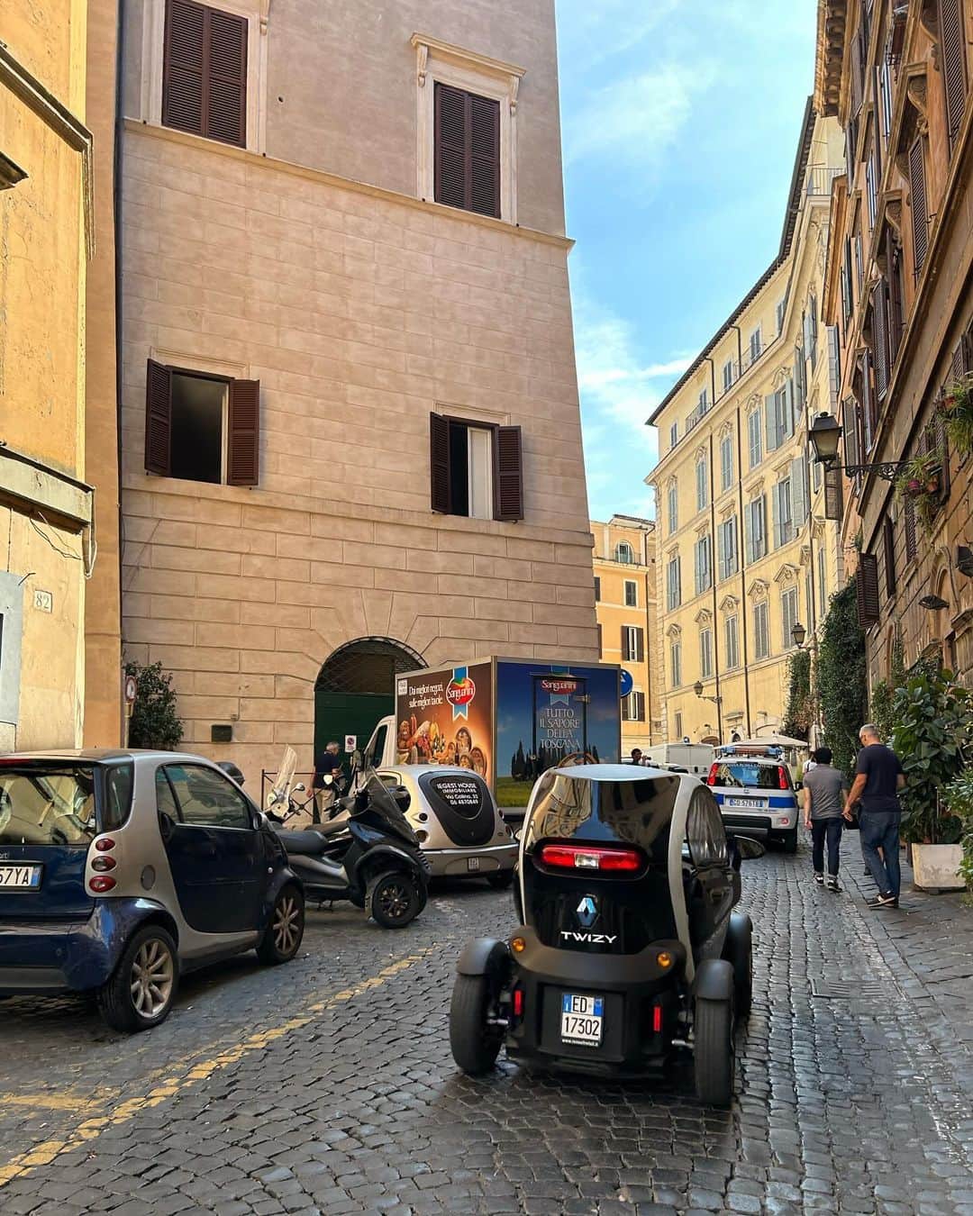 中岡由佳さんのインスタグラム写真 - (中岡由佳Instagram)「❇︎ 朝からバチカン市国でよく歩き、ジェラテリアに入って休憩。私はリモーネにしました🍋さっぱりして美味しかった。ナヴォーナ広場に向けて、お店を見ながらローマの街歩き。  #gelateria #ジェラテリア #gelato #ジェラート #Roma #ローマ #Italy #イタリア」10月7日 13時24分 - yuka_nakaoka