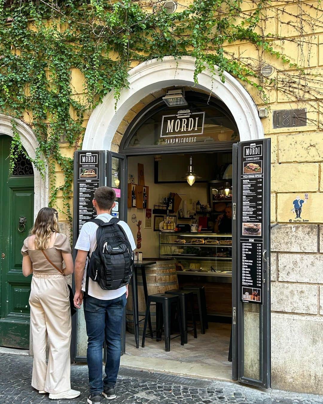 中岡由佳さんのインスタグラム写真 - (中岡由佳Instagram)「❇︎ 朝からバチカン市国でよく歩き、ジェラテリアに入って休憩。私はリモーネにしました🍋さっぱりして美味しかった。ナヴォーナ広場に向けて、お店を見ながらローマの街歩き。  #gelateria #ジェラテリア #gelato #ジェラート #Roma #ローマ #Italy #イタリア」10月7日 13時24分 - yuka_nakaoka