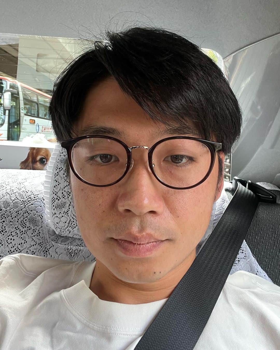 新山士彦のインスタグラム：「後ろのティッシュの犬へ。 昨日のお昼に右側の親知らずを上下2本とも抜きました。特に下の親知らずは横から生えており、抜くのに歯を砕き、だいぶ時間がかかりました。 今日若干膨らんでいるのですが、せやねんの出演者には誰も気づかれず。 今、痛みはほとんどない状態なのですが、ここからまた明日さらに腫れる可能性はあるのでしょうか？？ 明日から福岡泊まり、顔パンパンで福岡泊まりたくない不安でいっぱいなんです。お酒とかラーメンとか食べたいんです。 僕は明日どうなるんですか？ 聞いても何も変わらない、それはわかってます。 ただ、知っておきたいのです。 …聞いてますか？？ 後ろのティッシュの犬？？？」