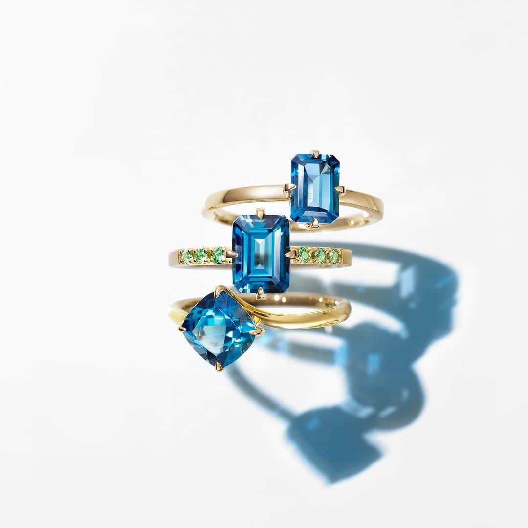のインスタグラム：「【LONDON BLUE TOPAZ】 果てしなく広がる空を思わせる、深いブルーが特徴の”ロンドンブルートパーズ”。 落ち着きのあるブルーは、年齢を重ねても着けやすいカラー。 豊富なデザインバリエーションからお気に入りのデザインと出会って。  #starjewelry #スタージュエリー #ring #リング #bluetopaz  #ブルートパーズ #jewelry」
