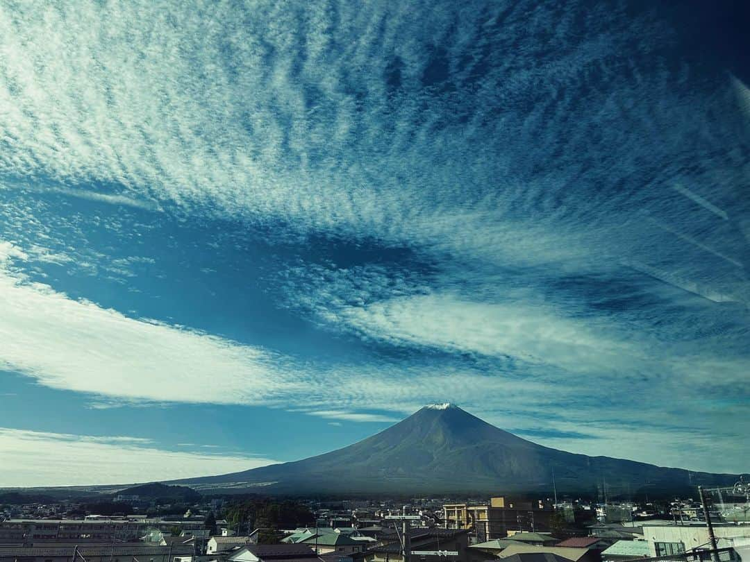 西山浩司さんのインスタグラム写真 - (西山浩司Instagram)「〜河口湖〜数日前に初冠雪した富士山と鱗雲が迎えてくれました　秋晴れな気持ち😆」10月7日 13時31分 - waruo1981