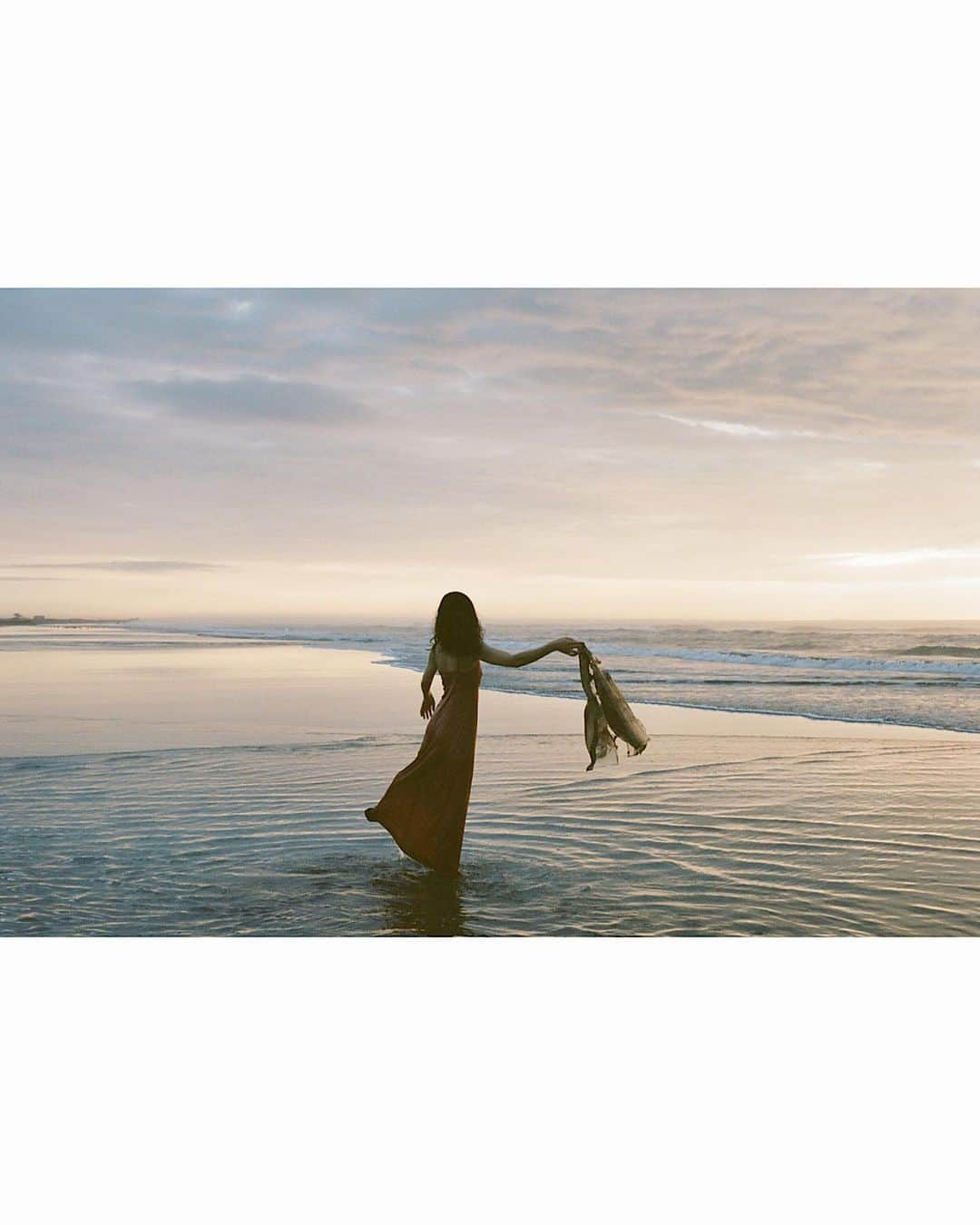 小野ゆり子さんのインスタグラム写真 - (小野ゆり子Instagram)「夏とのしばしのお別れと秋との久々の再会の10月はこんなキモチ！だ！ ほんとは9月に投稿しようと思っていたけど秋を待っていたら今になった。 長かったね、夏🍦🤜🏻🤛🏾🌰(☜栗のヤル気たるや)  📷 @tokyojorkphotogram  👗 @kaho__yamaguchi  💄 @n_ohgimoto」10月7日 13時36分 - yurikoono_official