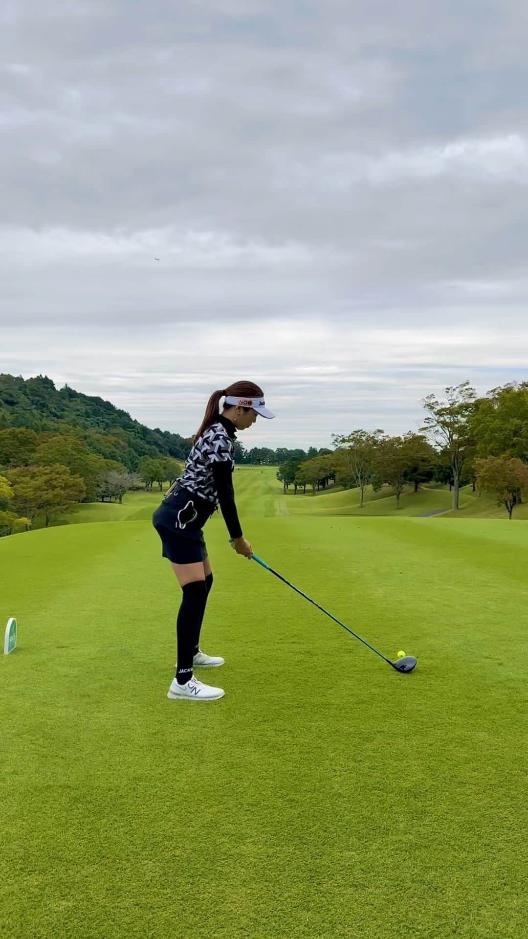 中山綾香のインスタグラム：「ドライバーショット💎 . 👗: @jackbunny_official   👠: @newbalancegolf_japan   ✋: @kascogolf   👜: @resurrection_tokyo   .  【ウェアロゴスポンサー様】  💎Ichihara Crane Service 様 💎System Kogaku 様 💎A・Y Project 様 💎Mitsumori Industry 様 .  #ゴルフスイング #jackbunny #ゴルフ女子 #no1grip #nowon #ayproject ##newbalance #ゴルフ #ゴルフ女子 #ゴルフスイング #ゴルフウェア #ゴルフウェア #ゴルフコーデ #ゴルフスイング動画 #ゴルフ好き #ジャックバニー #ニューバランス #PR」