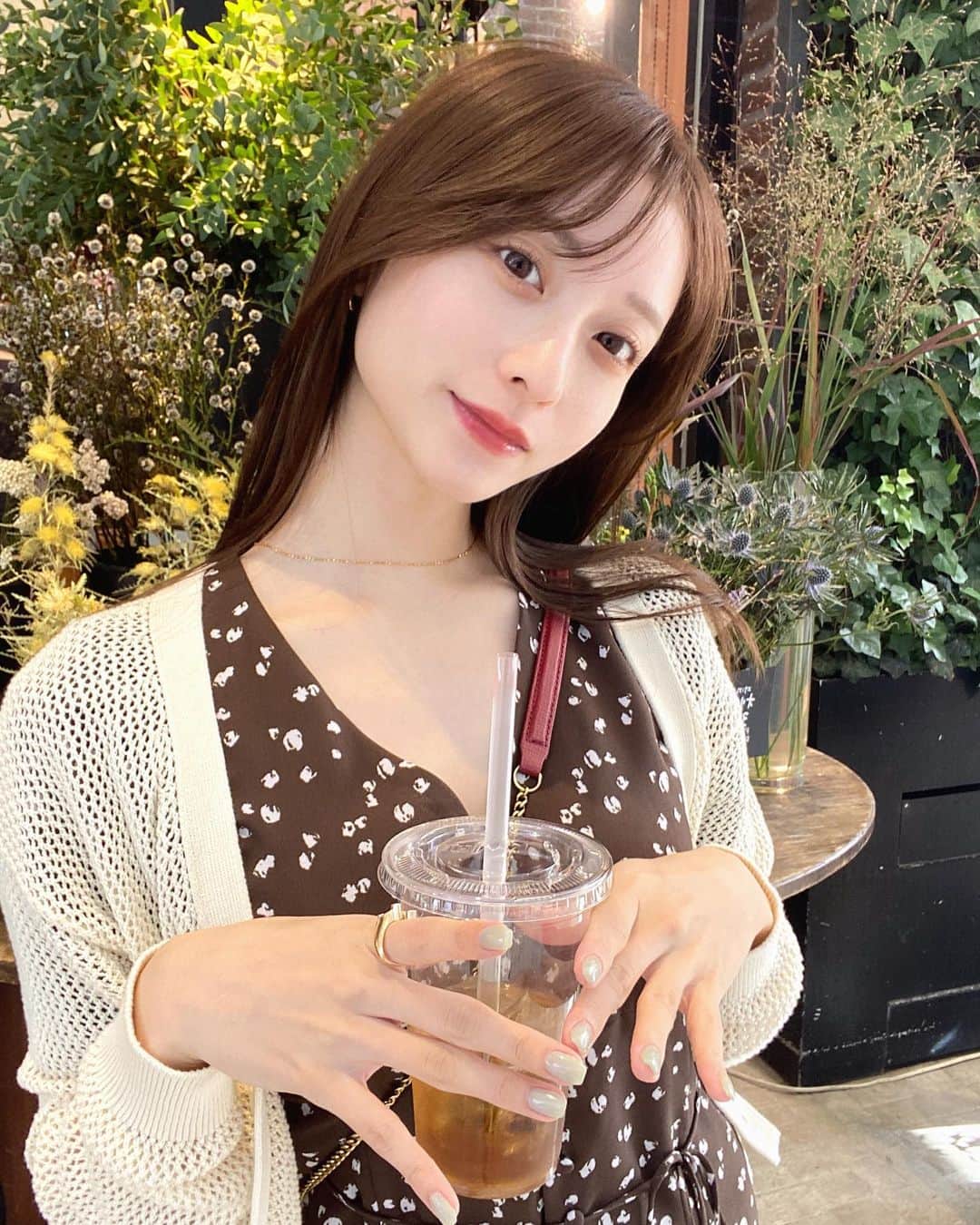 のインスタグラム：「・ ・  #れんの服  @rosyluce のワンピが可愛くて 丈感もバッチリで(151cm/Sサイズ) (7枚目をご覧になって🥹🫶) ヘビロテ🤎🎀🥯 羽織はアイボリー系が合うなと◎ そしてアクセサリーはゴールドとの 相性ぴったり🫶  あと焙じ茶にもハマってるのバレる😂  お花屋さんがハロウィンでかわいかったよ🎃👻🕷️  @tomo.i_0703  #rosyluce   ・ ・」