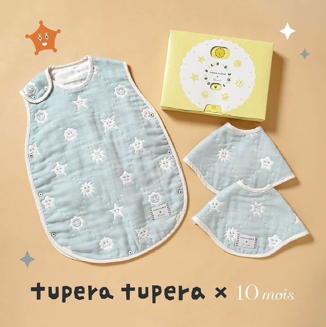 10mois(ディモワ) web shopさんのインスタグラム写真 - (10mois(ディモワ) web shopInstagram)「【tupera tupera×10moisコラボレーションアイテム紹介⑦】 ギフトセット  ギフトを受け取った瞬間から楽しめる しかけつきのオリジナルBOXで出産祝いや ギフトを贈りませんか？  円盤の部分を回すと、BOXにあいた窓から くるくると惑星たちが顔を出します。  tupera tupera×10moisのコラボレーションアイテムから 出産祝いで人気のスリーパーをギフトセットにしました。  01. tupera tupera×10moisスリーパー/かおノート ギフトセット 02. tupera tupera×10moisスリーパー/2wayビブ ギフトセット  -  tupera tupera×10mois コラボアイテムの詳細は ストーリーズ、または、プロフィールハイライトの リンクからご覧ください🌜  -  tupera tupera [ツペラツペラ] 亀山達矢(@kameyamatatsuya_tupera)と中川敦子 (@tupera_nakagawa )によるユニット。絵本やイラストレーションをはじめ、工作、ワークショップ、アートディレクション、舞台美術、アニメー ション、雑貨など、様々な分野で幅広く活動している。著書「#かおノート 」(コクヨ)、「#やさいさん 」(学研教育出版)、「#パンダ銭湯 」（絵本館）、「#うんこしりとり 」(白泉社)など多数。海外でも様々な国で翻訳出版されている。2019年にやなせたかしさんの遺志を継いで創設された第1回やなせたかし文化賞の大賞を受賞。武蔵野美術大学油絵学科版画 専攻客員教授、大阪樟蔭女子大学 客員教授。  -  #tuperatupera #ツペラツペラ #10mois #ディモワ #出産祝い #ベビー用品 #ベビーグッズ #新生児肌着 #ベビー食器 #離乳食準備 #ベビー服 #スリーパー #絵本 #絵本読み聞かせ #入園準備 #入学準備」10月7日 19時04分 - 10mois_official