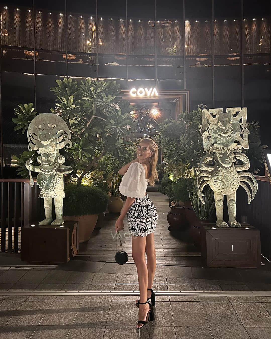 のインスタグラム：「𝑭𝒓𝒊𝒅𝒂𝒚 𝑵𝒊𝒈𝒉𝒕🥂💫 Dubaiのお友達が夜遊びに連れ出してくれました 1時まで飲んだのはご無沙汰で帰り道に 六本木のつるとんたんといつメンを思い出した夜🌙 ⁡ #MaliaDubailife #COYA #Dubai #Dubaiのnightシーンは噂通りイケてた♥️🔥 #3週間前のわたし #痩せてるなぁ🙄」