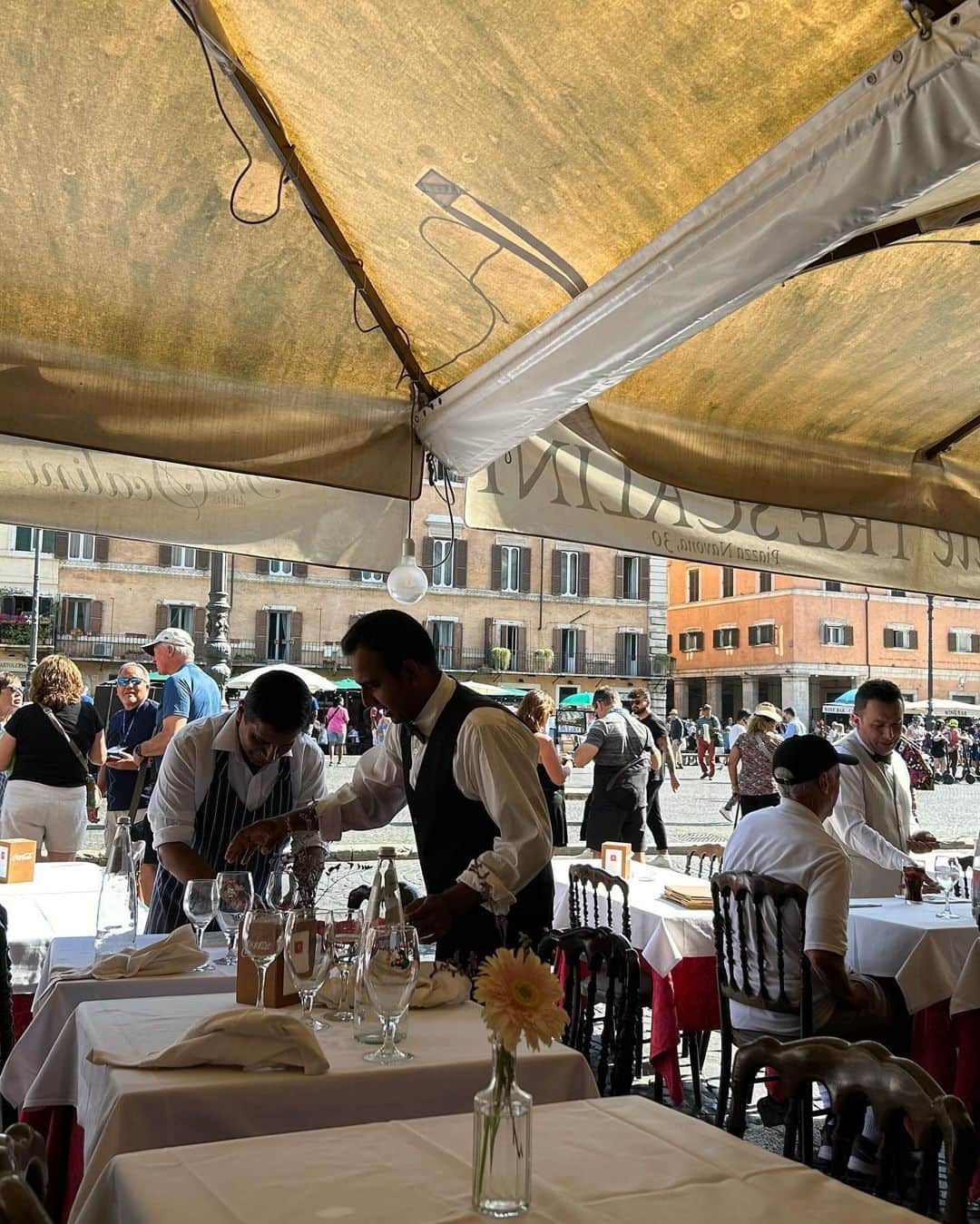 中岡由佳さんのインスタグラム写真 - (中岡由佳Instagram)「❇︎ ナヴォーナ広場。夏のような暑さ、テラスの日差しを避けてランチをしました。ローマの人混みがむしろ心地いい。みんな歩いて食べて飲んで楽しんでいる。  #PiazzaNavona #ナヴォーナ広場 #lunch #ランチ #Roma #ローマ #Italy #イタリア」10月7日 13時40分 - yuka_nakaoka