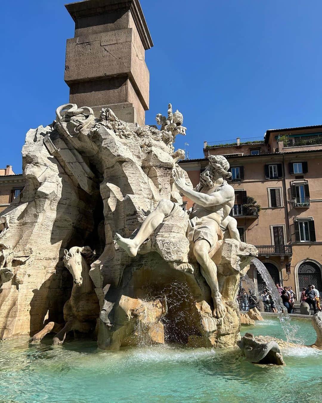 中岡由佳さんのインスタグラム写真 - (中岡由佳Instagram)「❇︎ ナヴォーナ広場。夏のような暑さ、テラスの日差しを避けてランチをしました。ローマの人混みがむしろ心地いい。みんな歩いて食べて飲んで楽しんでいる。  #PiazzaNavona #ナヴォーナ広場 #lunch #ランチ #Roma #ローマ #Italy #イタリア」10月7日 13時40分 - yuka_nakaoka