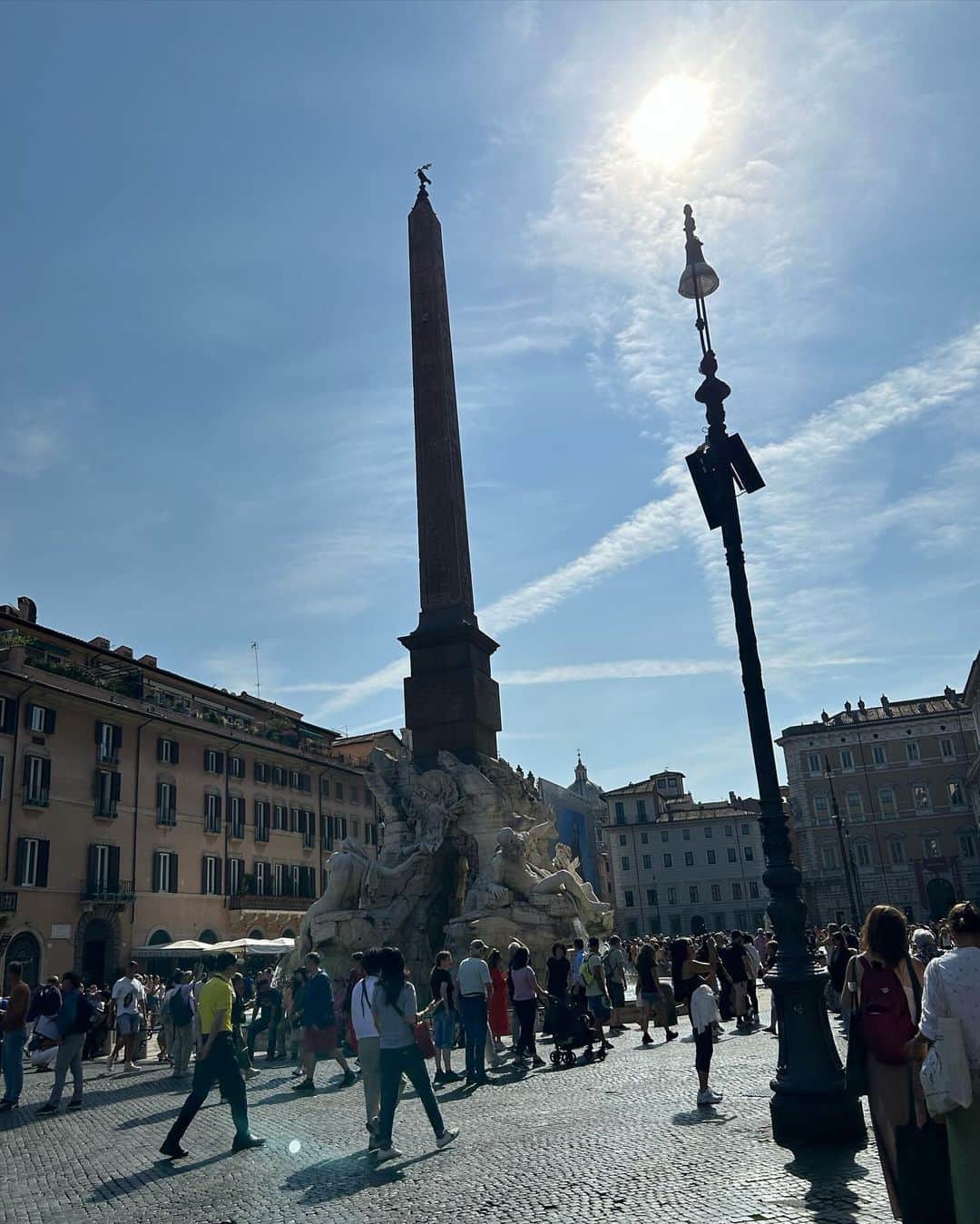 中岡由佳のインスタグラム：「❇︎ ナヴォーナ広場。夏のような暑さ、テラスの日差しを避けてランチをしました。ローマの人混みがむしろ心地いい。みんな歩いて食べて飲んで楽しんでいる。  #PiazzaNavona #ナヴォーナ広場 #lunch #ランチ #Roma #ローマ #Italy #イタリア」