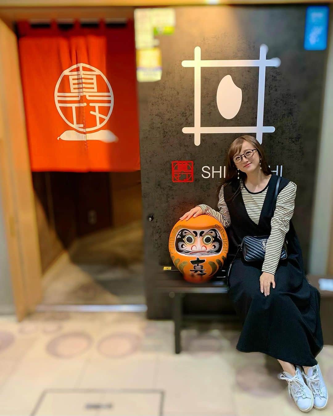 小松彩夏さんのインスタグラム写真 - (小松彩夏Instagram)「先日、仙台市青葉区一番町にある【真打 SHIN-UCHI】 @shin__uchi さんへ行ってきました🍶✨ ⁡ 蒸籠料理と、こだわりの創作料理が楽しめるということでこの日をとても楽しみにしていました🥺✨ ⁡ お店の前ではオレンジのだるまさんが 可愛く出迎えてくれました☺️🧡 ⁡ 昨年の6月に国分町から移転オープンしたとのことで、和モダンな雰囲気がとてもおしゃれで清潔感のある店内✨ ⁡ ポテトサラダは、まるでモンブランのような見た目で、この時点ですでに心を鷲掴みにされました😍❤️ ⁡ 牛タタキはお野菜と一緒にさっぱりペロリ😋 ⁡ イクラとアボカドのタルタルはカップを上に持ち上げたときに溢れ出すタルタルが、味はもちろんですが目でも楽しむことができました✨ ⁡ トロトロのタルタルと、カリカリのトーストの相性はバツグン過ぎました…🤤 ⁡ トーストお代わりしたかったな😝💕 ⁡ そして、メインの蒸籠料理はきのこ蒸籠と 牛しぐれ蒸籠をいただきました✨ ⁡ きのこ蒸籠は、白キクラゲがフワッとボリューミーに乗っていてインパクト大‼️ ⁡ 中には様々なきのこや野菜が詰まっており、素材の美味しさが際立ち、ホクホクで美味しかったです☺️✨ ⁡ タレも3種類あり 一度で三度楽しめるのも嬉しい❗️ ⁡ 牛しぐれ蒸籠は、蓋を開けた瞬間の湯気や、とろとろの卵、そしてびっしり詰まった牛肉…。 ⁡ これは見た目からすでに美味しいぞ…🤤 ⁡ 旨みがギュッと詰まっていて食べ応えもあり、気づいたらペロリとたいらげていました😋 ⁡ オプションで出汁茶漬けにもできるそうなので、次ははらこ蒸籠にしてみようかな😏 ⁡ 店主さんもとても気さくな方で、また行きたいと思える本当に素敵なお店でした❣️ ⁡ 他にもたくさんの創作料理がありますので、皆さんもぜひ行ってみてください😉🍽 ⁡ 最近、仙台で声をかけていただく事が 増えてきて嬉しいです...🥰 ⁡ みなさんのオススメのお店なども ぜひ教えてくださいね〜☺️🌸 ⁡ PR @shin__uchi #蒸籠料理 #仙台 #和食 #居酒屋 #真打 #一番街 #shinuchi #senndai #青葉区 #青葉区グルメ #青葉区ディナー #仙台和食 #仙台ディナー #仙台グルメ」10月7日 13時42分 - official_ayaka_502