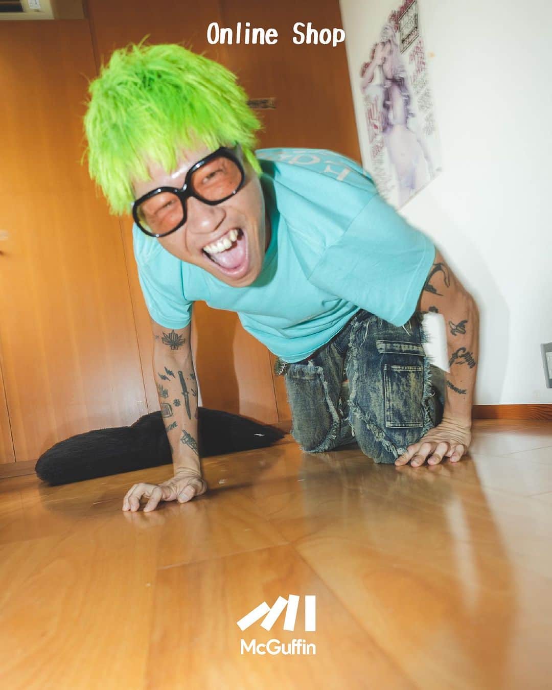 のインスタグラム：「⚡McGuffin公式グッズ販売⚡  【McGuffin公式 Tシャツ（Green）販売中！】 Haciendaを舞台としたコンセプト動画  McGuffinが手掛けるマーチャンダイジングブランド 『Editorial Collective 』が始動！ 第一弾はTシャツ以外にもロンT、バッグ、パックT、ソックスなど様々な商品を用意！   販売サイトは プロフィール欄のURLをチェック！  男女兼用  着用サイズ　  男性モデルM  各アイテムの着用モデルはMcGuffinとゆかりのある ショップ、ミュージシャン、クルーに出演頂きました！   ◯Special Thanks  MARZY  @marzy_prpr   #mcguffin #fashion #hacienda #ファッション #hiphop #rap #street #cafe #coffee」