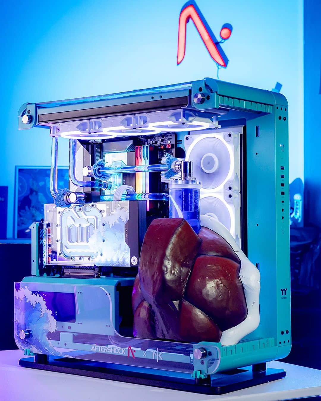 ニック・キリオスのインスタグラム：「@k1ngkyrg1os x @aftershockpcau   We revealed Nick’s dream rig here at @paxaus !  Inspired by his favourite game we created a 1 of 1 masterpiece with a 3D-printed shell and a crystal-clear blue open loop, accompanied by Nick’s logo on the panel artwork. Atop the PC, we’ve immortalized one of Nick’s tattoos, bearing the message: ‘Time is running out.’ 🌊  Nick, we hope you love your new PC 💙  Powered by @samsungau @aorusanz @ekwaterblocks @microsoftanz   #aftershockpc #paxaus #custompc #gaming」