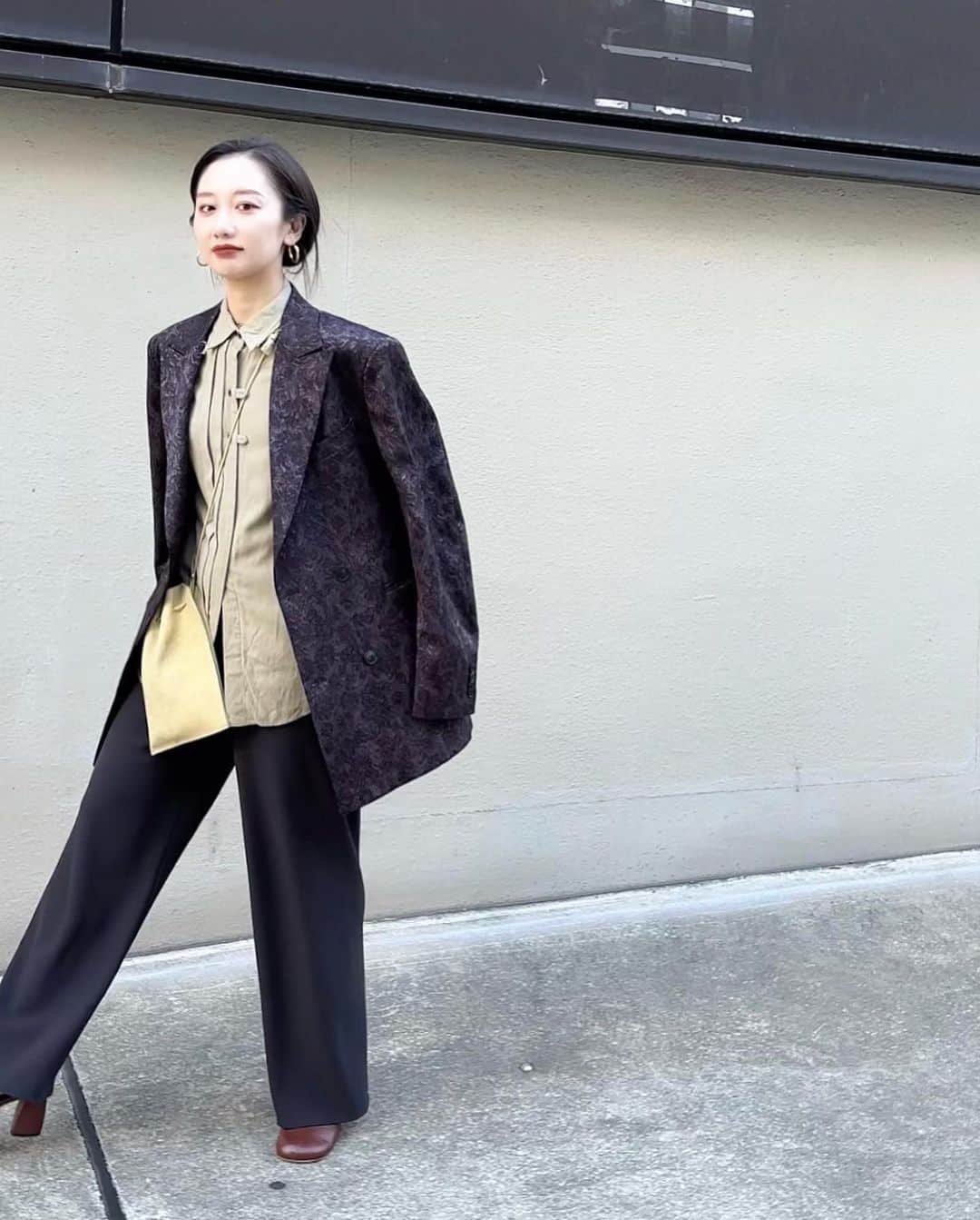 TOMOKAさんのインスタグラム写真 - (TOMOKAInstagram)「pop upに5時間遅刻する夢を見て 朝から冷や汗🚄（緊張してんのかな）  ジャケットにシャツがちょうど良い1番好きな季節！ 古着っぽい服が好きです🍂 久しぶりにちゃんとオシャレしたつもり。」10月7日 13時53分 - ______839048