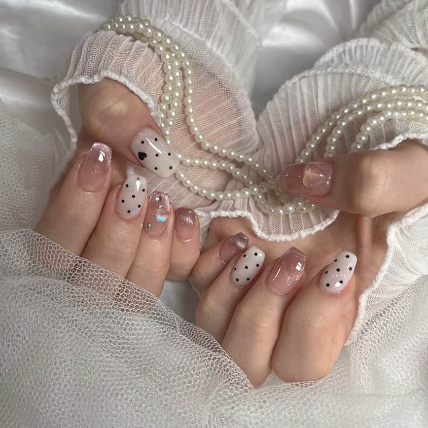のインスタグラム：「マグネットでちゅるんネイル💅 ドットにハート隠れてるのポイント🩷  #ネイル #マグネットネイル  #フレンチネイル #フレンチガーリー」