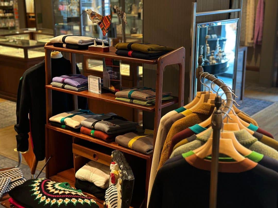 のインスタグラム：「. 【gallery TOMORROWLAND TRICOT】  ただいまトゥモローランド渋谷本店1Fにて、【gallery TOMORROWLAND TRICOT】と題しKnit Galleryを開催いたしております。 トゥモローランドのオリジナルからインポートまで幅広いバリエーションのニットをご用意しております。  トゥモローランドのルーツであり、象徴でもあるニットウエア。 洗練されたこだわりのあるアイテムを多数取り揃えております。  是非店頭にてご覧ください。  店舗へお問い合わせいただくとオンライン接客・代引き配送・WEB決済サービスもご利用可能です。 お気軽に店舗までお問い合わせくださいませ。  トゥモローランド 渋谷本店  住所:〒150-0002 東京都渋谷区渋谷 1-23-16 1F・B1F  電話番号:03-5774-1711  営業時間:11:30〜20:00  @caban.jp  @tomorrowland_mens  @tomorrowland_womens   #caban #tomorrowland_jp  #tomorrowland_mens  #tomorrowland_womens」