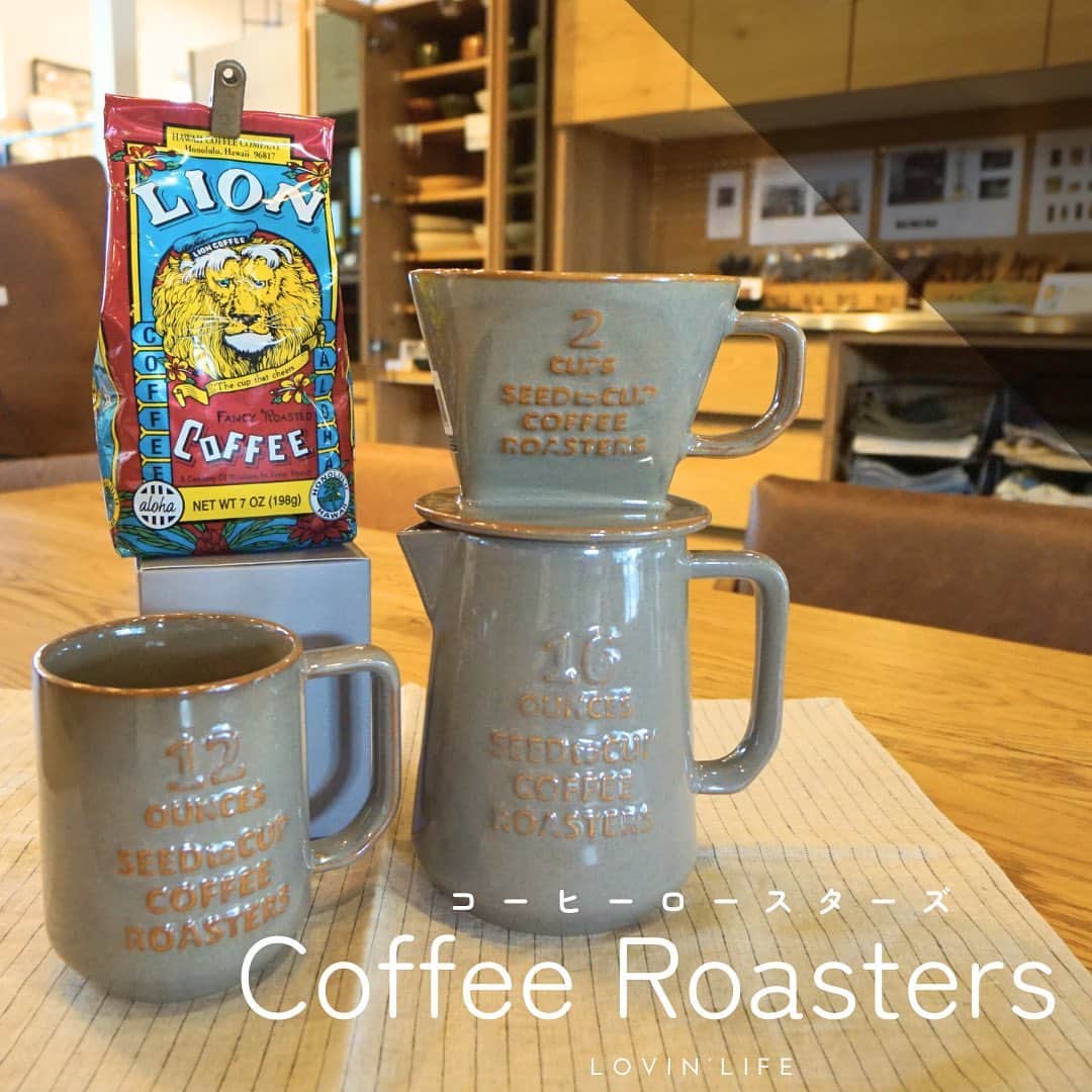 Lovin'LIFE(メゾンデザイン工房)のインスタグラム：「-Lovin’LIFE- インテリアにも映える 【COFFE ROASTERS series】のご紹介です💁🏻‍♀️✨  キッチンに並んでいるだけで おしゃれなこちらのシリーズ  ゆっくりとしたコーヒータイムを 楽しむ為に大活躍✨  "忙しい日々の中でも、毎朝コーヒーを丁寧な入れる、心の余裕のある生活を送ってほしい"そんな気持ちを込めたアイテムです💝  @maison_design4758 👈その他の投稿はこちらから ----------------------------------------------- #メゾンデザイン工房 は「友人のための家づくり」をモットーにお家づくりをしています🏠  最高のお家を彩るのはインテリアショップ #ラヴィンライフ ♪  個性豊かで味のあるアメリカンヴィンテージテイストの家具•雑貨•照明揃うLovin’LIFEがインテリアコーディネートいたします✨  メゾンデザイン工房×Lovin’LIFEコラボ住宅は ヴィンテージライフ・カリフォルニアライフ・ブルックリンライフ・シンプルライフ の４スタイルをご用意しております。 皆さまお気に入りの【ライフ】を見つけてください👀💕  新築だけでなく、 リフォームやリノベーションのお手伝いもさせていただきます⛏  スタッフ一同、皆さまのお越しを心よりお待ちしております😊 ----------------------------------------------- #マルミツポテリ #コーヒー #コーヒータイム #マグカップ #ギフトにもおすすめ」