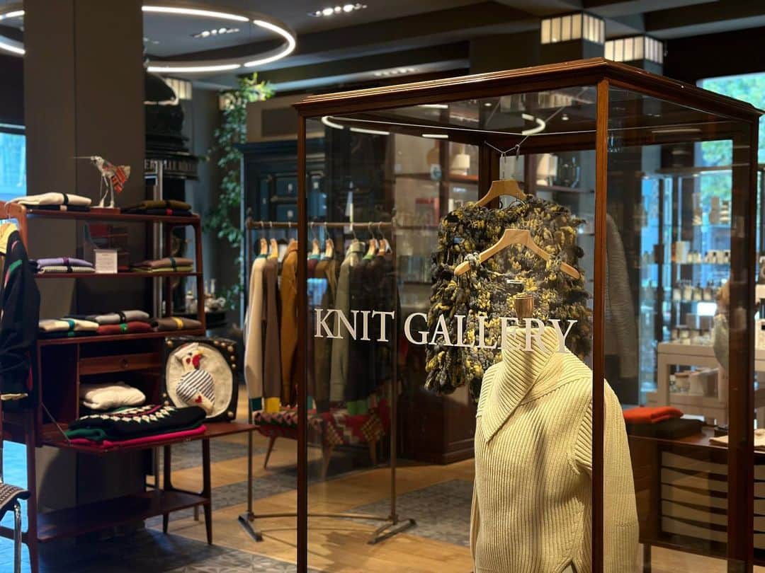 のインスタグラム：「. 【gallery TOMORROWLAND TRICOT】  ただいまトゥモローランド渋谷本店1Fにて、【gallery TOMORROWLAND TRICOT】と題しKnit Galleryを開催いたしております。 トゥモローランドのオリジナルからインポートまで幅広いバリエーションのニットをご用意しております。  トゥモローランドのルーツであり、象徴でもあるニットウエア。 洗練されたこだわりのあるアイテムを多数取り揃えております。  是非店頭にてご覧ください。  店舗へお問い合わせいただくとオンライン接客・代引き配送・WEB決済サービスもご利用可能です。 お気軽に店舗までお問い合わせくださいませ。  トゥモローランド 渋谷本店  住所:〒150-0002 東京都渋谷区渋谷 1-23-16 1F・B1F  電話番号:03-5774-1711  営業時間:11:30〜20:00  @tomorrowland_mens  @tomorrowland_womens   #tomorrowland_jp  #tomorrowland_mens  #tomorrowland_womens」