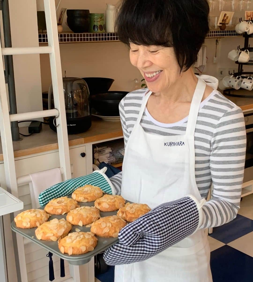 栗原はるみ「ゆとりの空間 」さんのインスタグラム写真 - (栗原はるみ「ゆとりの空間 」Instagram)「. ＼手軽にできる手作りおやつ／ レシピ特集「栗原はるみのマフィン」  甘さ控えめ、いくつでも食べたくなる、 ふんわり軽やかな味のマフィン。 プレーンは甘さ控えめなので、 季節の果物やホイップクリーム、 自家製のジャムなど、 トッピングで楽しむのもおすすめです。  今日のおやつに マフィンを作ってみませんか？  ---------------------------- 「栗原はるみのマフィン」レシピ ----------------------------  ◆材料（直径7cm マフィン型9個分）  卵…2個 グラニュー糖…120g 薄力粉…160g ベーキングパウダー…小さじ1と1/2 生クリーム…大さじ1 バター（食塩不使用）…50g  ◆作り方  【下準備】 ・マフィン型にペーパーカップを敷く。 ・オーブンは180℃に予熱する。 ・バターは2～3等分に切って小さい耐熱容器に入れ、ふわっとラップをかけ電子レンジ600Wで20～30秒加熱して溶かす。  ❶ボウルに卵を割り入れ、ハンドミキサーで軽く溶きほぐす。グラニュー糖を加え、もったりするまで泡立てる。  ❷薄力粉とベーキングパウダーを合わせて①にふるい入れ、ゴムべらでさっくりと混ぜる。  ❸粉っぽさが少し残っているところに溶かしバターと生クリームを加え、手早く混ぜる。  ❹生地をマフィン型に流し入れ、型を持ち上げて1～2度軽く落として空気を抜く。型ごと天板にのせ、180℃のオーブンで18～20分焼く。 ※今回は生地にアーモンドスライスをのせて焼いています。  ❺焼き上がったら型から出し、粗熱を取る。 ※マフィン型ではなく、カップにクッキングシートを敷いても。  ----------------------------  Webページでは、 作り方を写真入りでご紹介しています。  詳しくはプロフィールのリンクから ※特集一覧よりご覧いただけます @yutorino_kukan  #栗原はるみのマフィン #マフィン #プレーンマフィン #おやつレシピ #レシピ #栗原はるみ #ゆとりの空間 #レシピ特集 #焼き菓子 #おやつ #お菓子作り #手作りおやつ #おうち時間 #recipe #muffin #yutorinokukan #yutorino_kukan」10月7日 14時00分 - yutorino_kukan