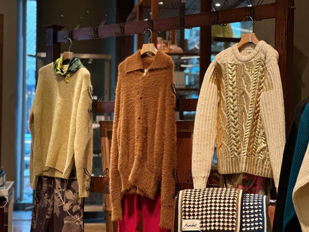 のインスタグラム：「. 【gallery TOMORROWLAND TRICOT】  ただいまトゥモローランド渋谷本店1Fにて、【gallery TOMORROWLAND TRICOT】と題しKnit Galleryを開催いたしております。 トゥモローランドのオリジナルからインポートまで幅広いバリエーションのニットをご用意しております。  トゥモローランドのルーツであり、象徴でもあるニットウエア。 洗練されたこだわりのあるアイテムを多数取り揃えております。  是非店頭にてご覧ください。  店舗へお問い合わせいただくとオンライン接客・代引き配送・WEB決済サービスもご利用可能です。 お気軽に店舗までお問い合わせくださいませ。  トゥモローランド 渋谷本店  住所:〒150-0002 東京都渋谷区渋谷 1-23-16 1F・B1F  電話番号:03-5774-1711  営業時間:11:30〜20:00  @tomorrowland_mens  @tomorrowland_womens   #tomorrowland_jp  #tomorrowland_mens  #tomorrowland_womens」