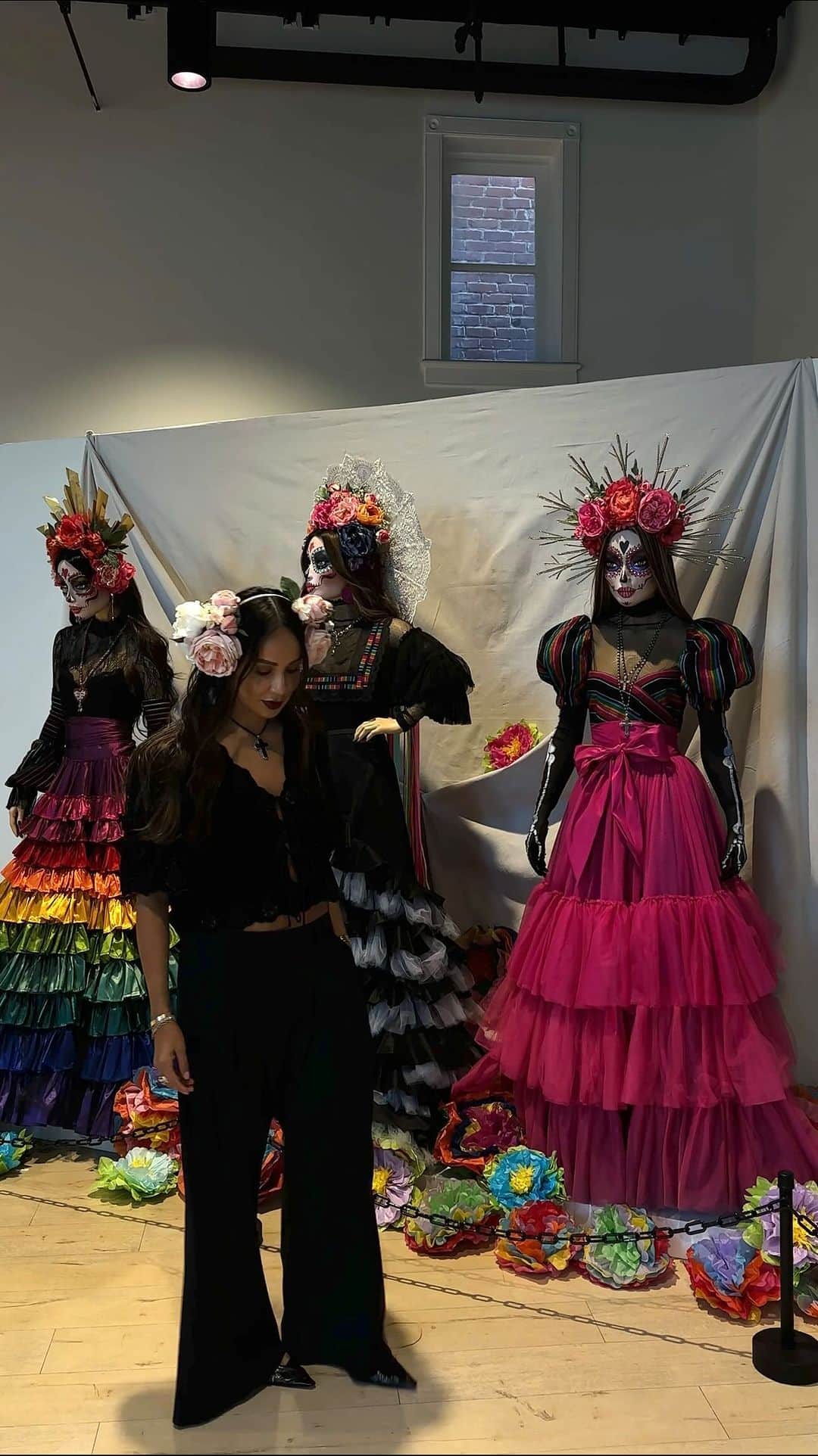 ジュリー・サリニャーナのインスタグラム：「Words or photos won’t do any justice how beautiful this Catrina Costume Exhibit display by my big sister @lilylove213 @lilylacatrina truly is. You have to experience this in person to see the attention to detail and how intricate the craftsmanship is. She handmade everything herself and every costume, makeup and crown is one-of-a-kind! Her talent, her keen eye, her creativity is beyond anything I’ve ever seen, it is truly unmatched. 😍  I’m so proud of you sis- I’m so inspired by you and your love to Mexico, LA, and our Dia De Muertos holiday paying homage to our Mexican culture 🇲🇽❤️and honoring our loved ones who have passed away. Thank you for letting me be a part of your dream and helping you make your vision come to life, it was an honor. ❤️ BRAVO and congratulations, I love you!   Come check out this first ever beautiful #Catrina exhibit this weekend only; you won’t see anything like this anywhere else:  WHERE: GATEWAY TO NATURE CENTER/MUSEUM 130 N. PASEO DE LA PLAZA LOS ANGELES, CA 90012  SATURDAY * OCTOBER 7 from 12PM - 5PM  SUNDAY * OCTOBER 8 from 10AM - 5PM  #diademuertos #diadelosmuertos #catrinalook #dayofthedead #lilylacatrina」