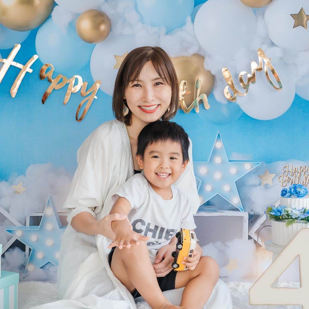 伊藤春香のインスタグラム：「息子4歳の記念に、おうち記念フォトや出張ファミリーフォトが得意なRINさん @studio.mahalo.2019 に自宅に来ていただき、撮影してもらいました。  りんさんがたくさん小道具を持ってきてくれて、まるで自宅撮影には見えない仕上がり🥹🥹🥹  息子との良いツーショットがあんまり無いので、 この写真は私にとっても宝物です。  ワンピース @boujeloud_official   #誕生日フォト #記念撮影 #自宅フォト」