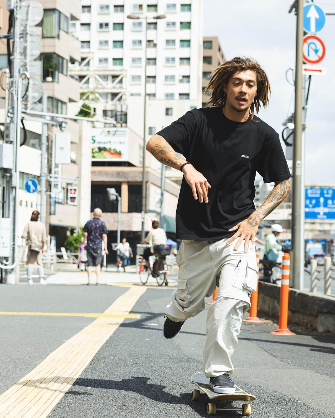 McGuffinさんのインスタグラム写真 - (McGuffinInstagram)「⚡McGuffin公式グッズ販売⚡  【McGuffin公式 Tシャツ（BLACK）販売中！】 モデルのKamiruがkabutoで着こなすコンセプト動画  McGuffinが手掛けるマーチャンダイジングブランド 『Editorial Collective 』が始動！  第一弾はTシャツ以外にもロンT、バッグ、パックT、ソックスなど様々な商品を用意！  販売サイトは プロフィール欄のURLをチェック！  男女兼用  着用サイズ　  男性モデルXL   各アイテムの着用モデルはMcGuffinとゆかりのある ショップ、ミュージシャン、クルーに出演頂きました！   ◯Special Thanks  『Kabuto』  IG： @kabuto1173store  モデル： @yo.kami98   #mcguffin #fashion #kabuto #ファッション #hiphop #rap #street #cafe #coffee」10月7日 14時10分 - mcguffin_official