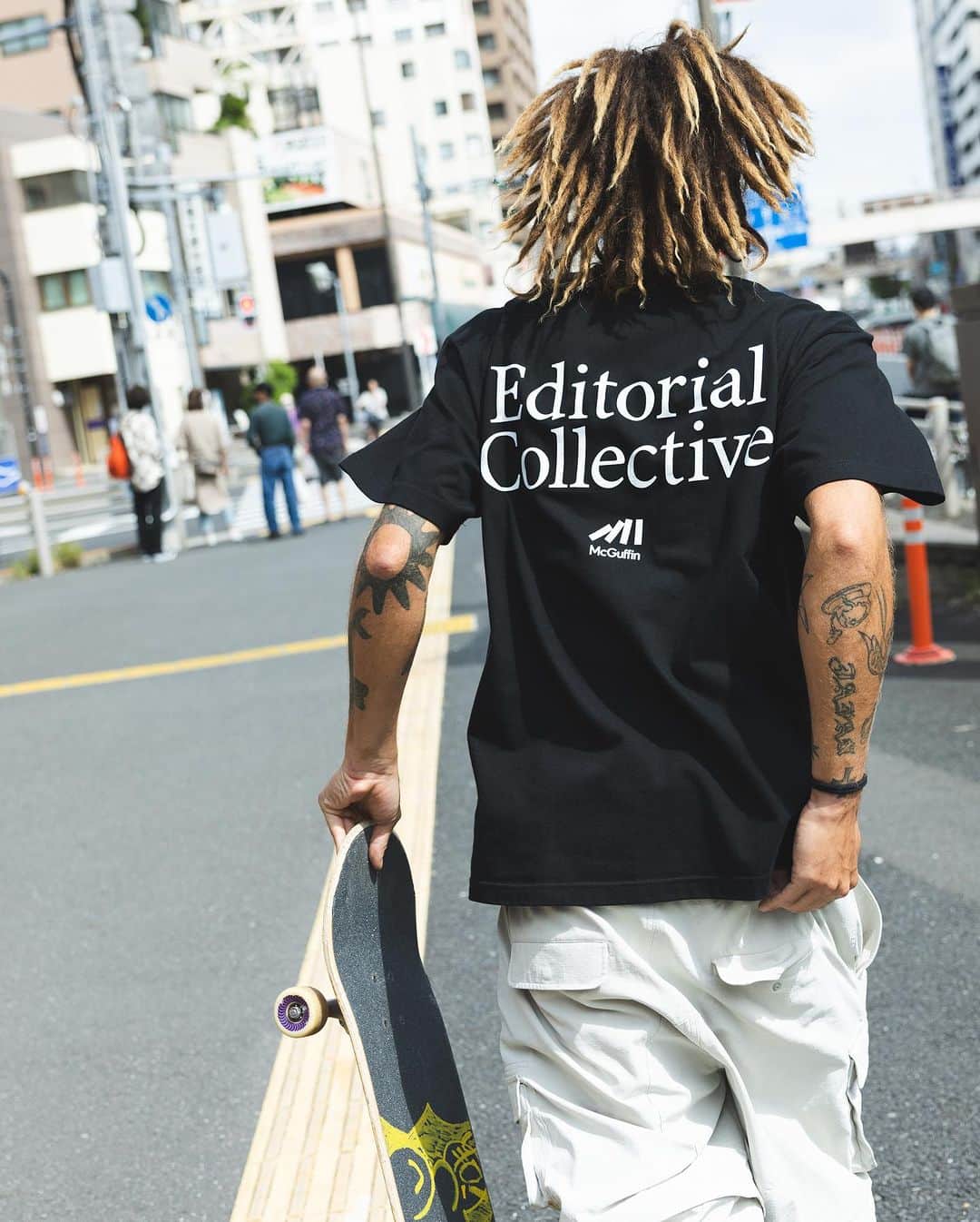 McGuffinさんのインスタグラム写真 - (McGuffinInstagram)「⚡McGuffin公式グッズ販売⚡  【McGuffin公式 Tシャツ（BLACK）販売中！】 モデルのKamiruがkabutoで着こなすコンセプト動画  McGuffinが手掛けるマーチャンダイジングブランド 『Editorial Collective 』が始動！  第一弾はTシャツ以外にもロンT、バッグ、パックT、ソックスなど様々な商品を用意！  販売サイトは プロフィール欄のURLをチェック！  男女兼用  着用サイズ　  男性モデルXL   各アイテムの着用モデルはMcGuffinとゆかりのある ショップ、ミュージシャン、クルーに出演頂きました！   ◯Special Thanks  『Kabuto』  IG： @kabuto1173store  モデル： @yo.kami98   #mcguffin #fashion #kabuto #ファッション #hiphop #rap #street #cafe #coffee」10月7日 14時10分 - mcguffin_official