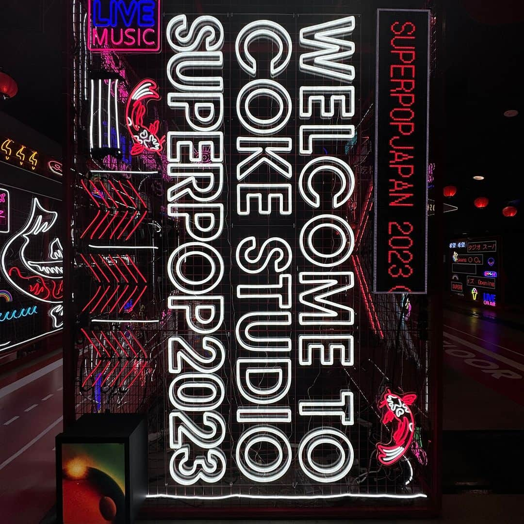 コカ･コーラのインスタグラム：「『Coke STUDIO SUPERPOP JAPAN 2023』は会場全体がフォトスポット📸🪄  詩羽さんの直筆サインが入ったお馴染みの招き猫も会場のどこかにいるよ。もう見つけられたかな？  みんなが撮った写真をどんどん投稿してね📸  #CokeSTUDIO音楽って魔法だ #これがSUPERPOPだ」