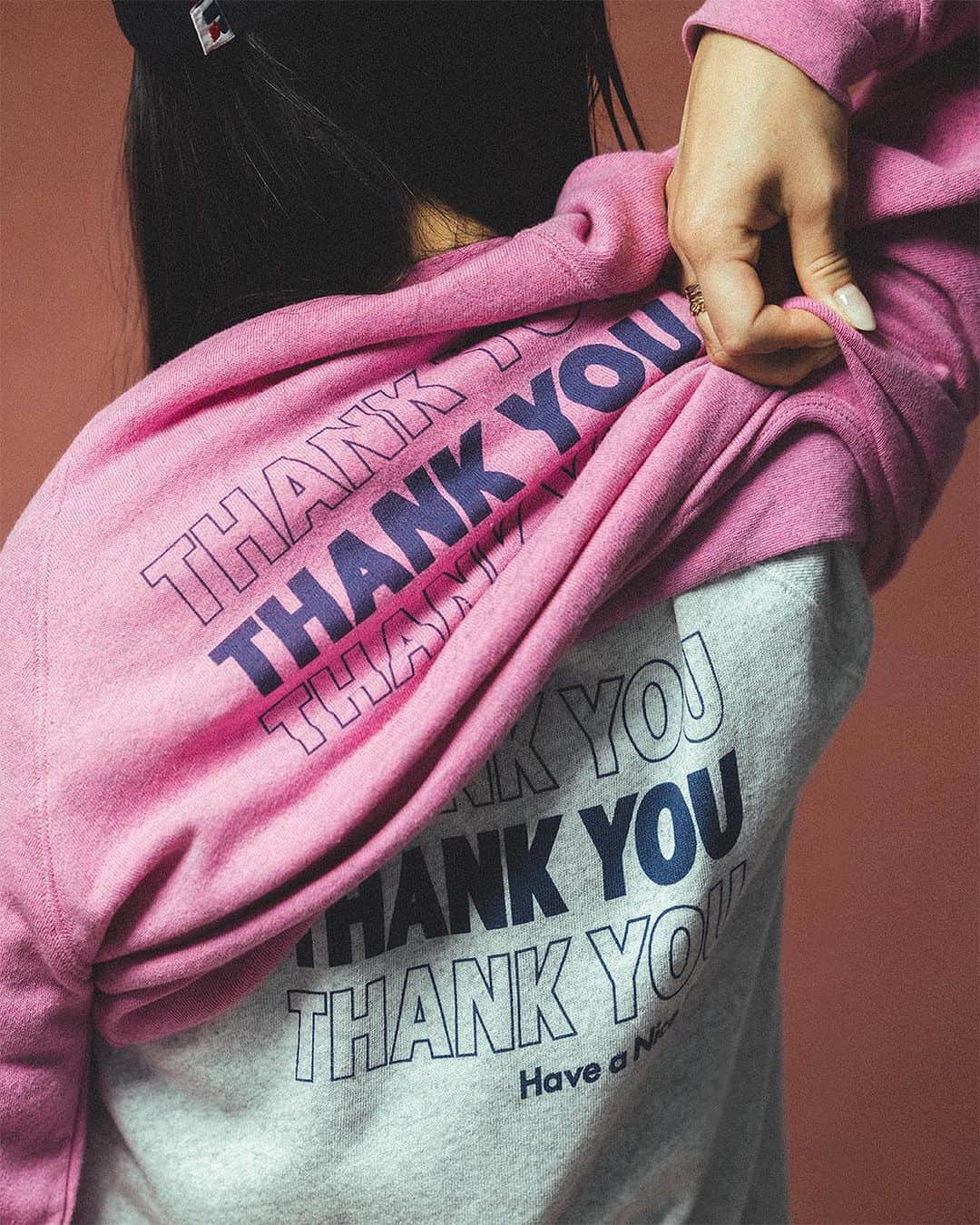 ビーミング ライフストア by ビームスのインスタグラム：「…  RUSSELL ATHLETIC × B:MING by BEAMS   2023秋冬は〈RUSSELL ATHLETIC〉との新たな別注アイテムとして、 “Thank you”の文字がプリントされたスウェット、キャップ、トートバッグが登場！  スウェットはインラインのキッズで展開している『ThankYou Sweat』を レディースサイズにし、プリントサイズと位置を変えて別注オーダーしました。 シーズンレスで使用できるコットン素材で、カジュアル過ぎない程よい コンパクトなサイズ感にこだわった大人の女性でも着用しやすい仕様です☺︎  また、キャップやトートバッグはユニセックスなデザインで 男女問わず使用でき、汎用性に優れたアイテムになっております✨  本アイテムはB:MING by BEAMS各店舗、ビームス公式オンラインショップで発売中。 . @russellathletic  @russell_athletic_japan  @bmingbybeams_official  @beams_official  #russellathletic  #bmingbybeams」