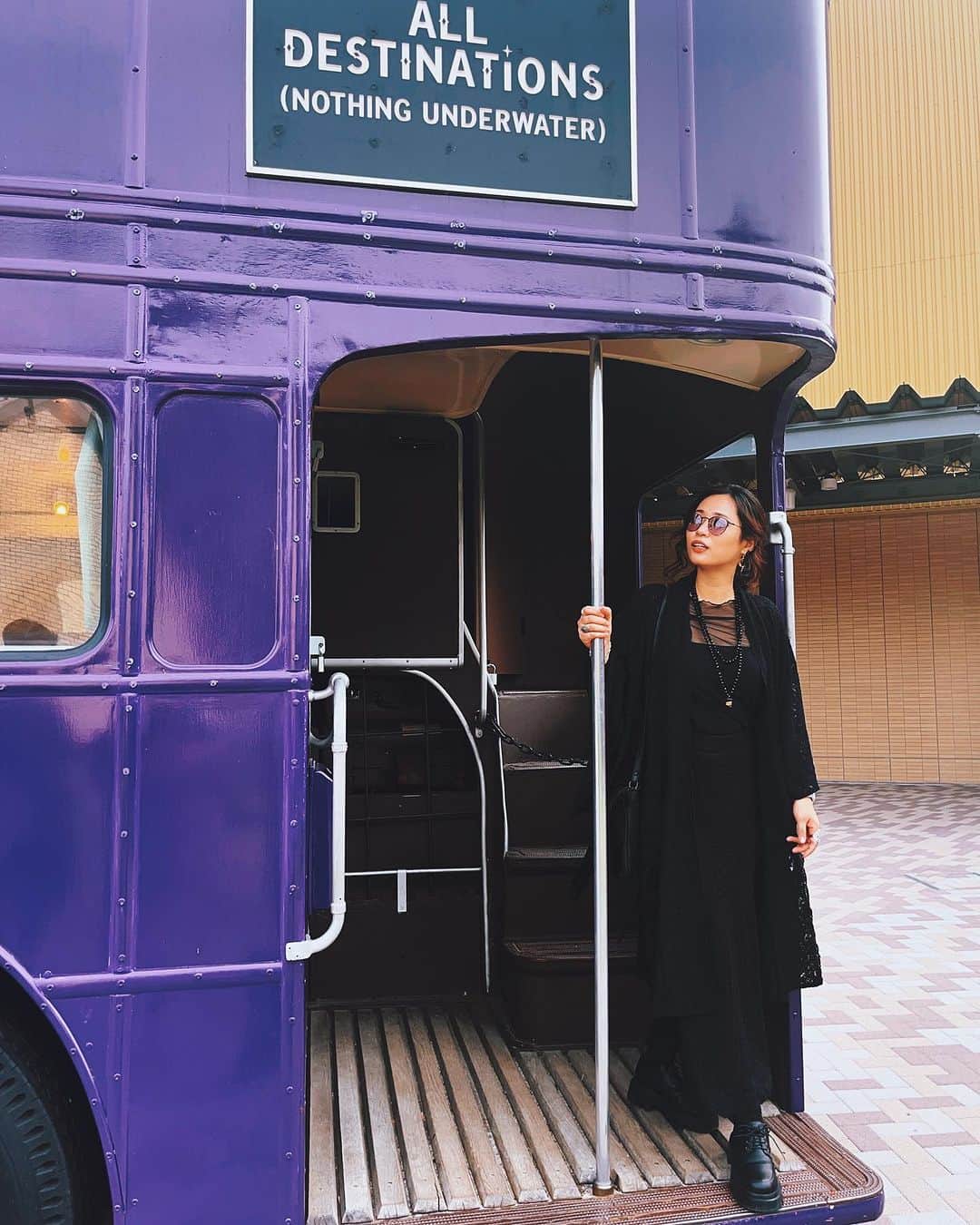 二宮愛のインスタグラム：「#alldestinations 🚌💜 まだ夢見心地。 Are you a potterhead too? ________________ #knightbus #harrypotter  Autumn is full of magic🍁」