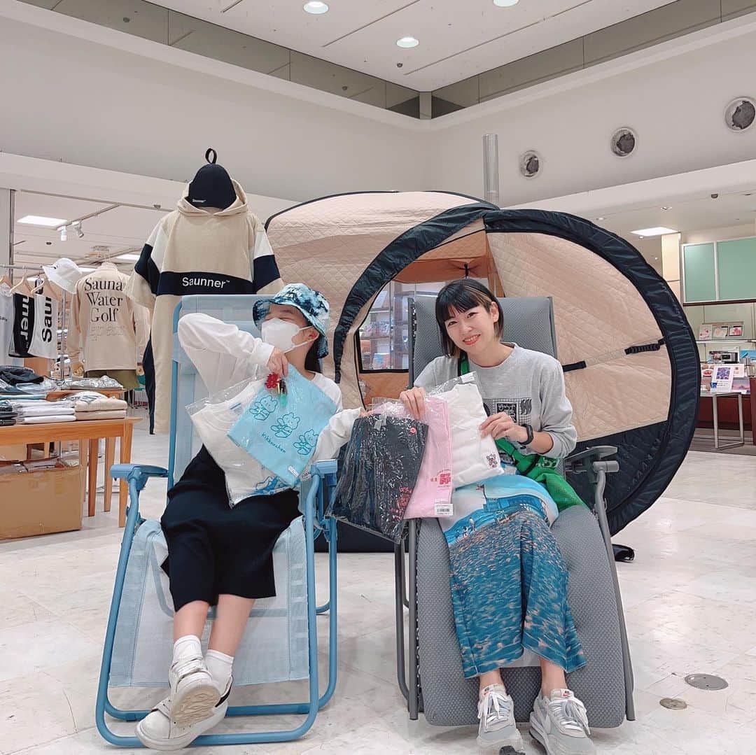 のインスタグラム：「サウナ付きに朗報♨️❤️  サウナのグッズが一気に全部見れちゃうイベント開催中♨️  ＼＼＼ Key to S - Kiitos - ／／／  📍玉川髙島屋本館6F 催事会場 二子玉川駅　徒歩1分  いつも仲良くして下さっている 水風呂ちゃん(彩夏さん)が主催でやってます🩵:) @mizuburochan   サウナ行く時に着よ〜とか、 サウナ旅行の時に着よ〜とか、 彩夏さんと遊ぶ時に着よ〜とか、 現場の移動する時に着よ〜とか、 ワクワクしながら、作り手さんの愛を感じながら じっくり選んできました🩵  これからの季節、ロンT 多めでGet。  Doma48さんの普段使いもできるサウナハット🧢は 手染め一点一点違う柄で、とても可愛いかった💙🩵 @doma_48   KAE ACRYLICさんで @kae_acrylic  オリジナルチャーム作ってきたよ♩ 中国語🇨🇳の勉強もしてるから、縁起のいい言葉"囍"も！！ 二重の喜びが訪れたという特別な文字❤️ 完成してその場ですぐに鍵につけました🤓  さらに @anreal_store_official さんが その場で刺繍を🪡ロンTの袖に入れてくれました💙🍼  どれも特別感があって、サウナに連れて行ったら 毎度帰りにほっこりするんだろうなぁぁ。楽しみ  10/9まで10:00〜18:00開催してますよ！ ぜひ🩵♨️  #天木サウナ #サウナ #sauna」